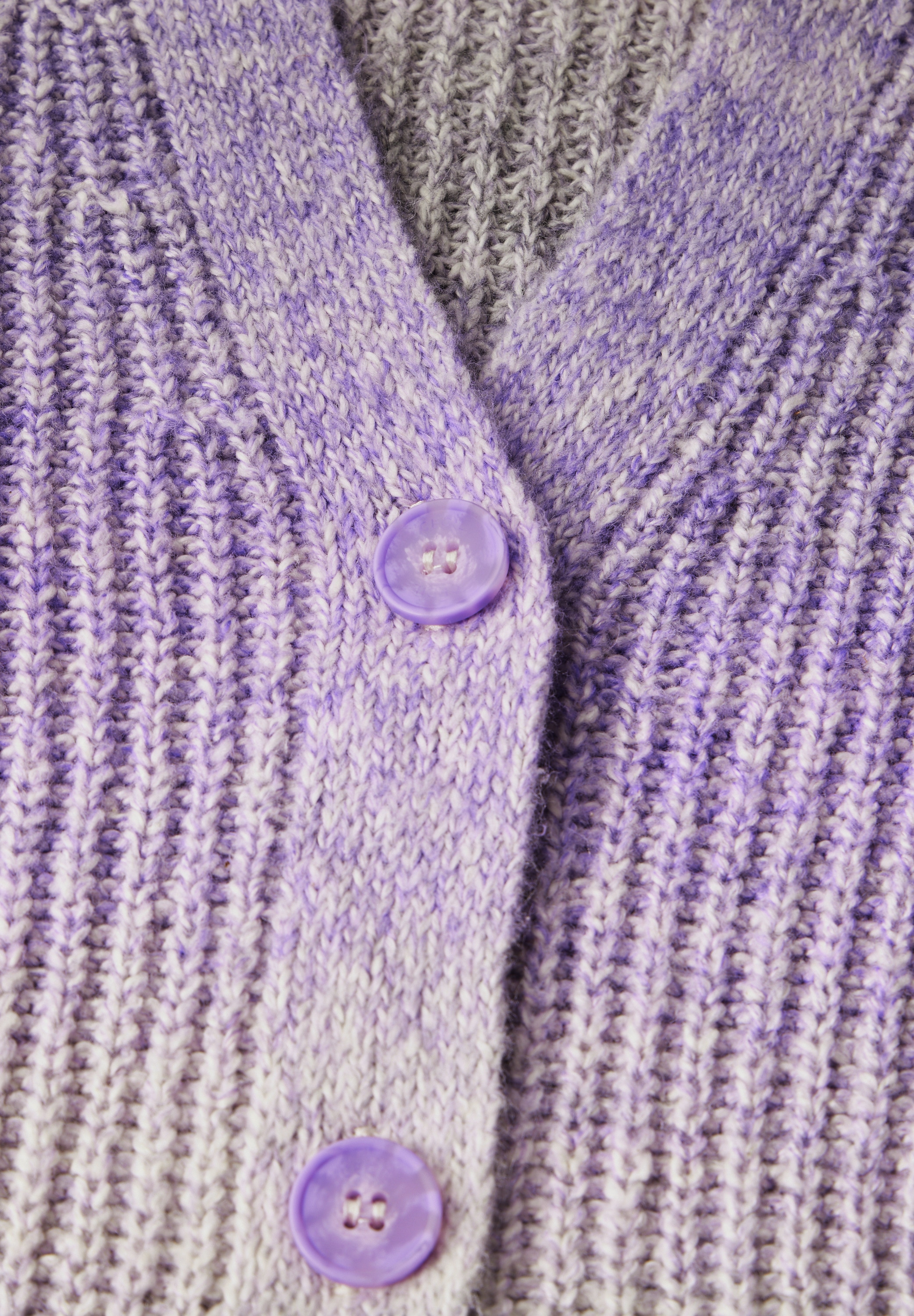 Cecil Cardigan, mit Knopfleiste