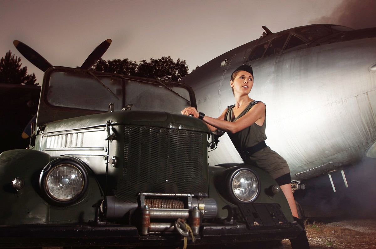 Papermoon Fototapete "JEEP-FLUGZEUG VINTAGE RETRO AUTO OLDTIMER MODEL USA"