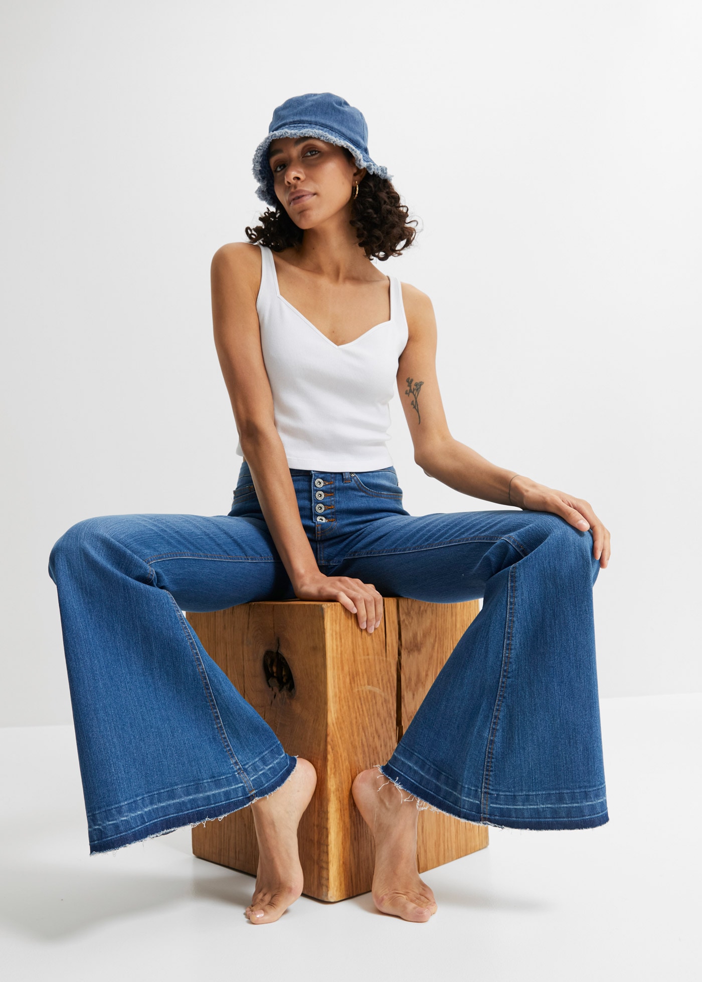 bonprix Schlagjeans , Schlagjeans mit offenem Saumabschluss
