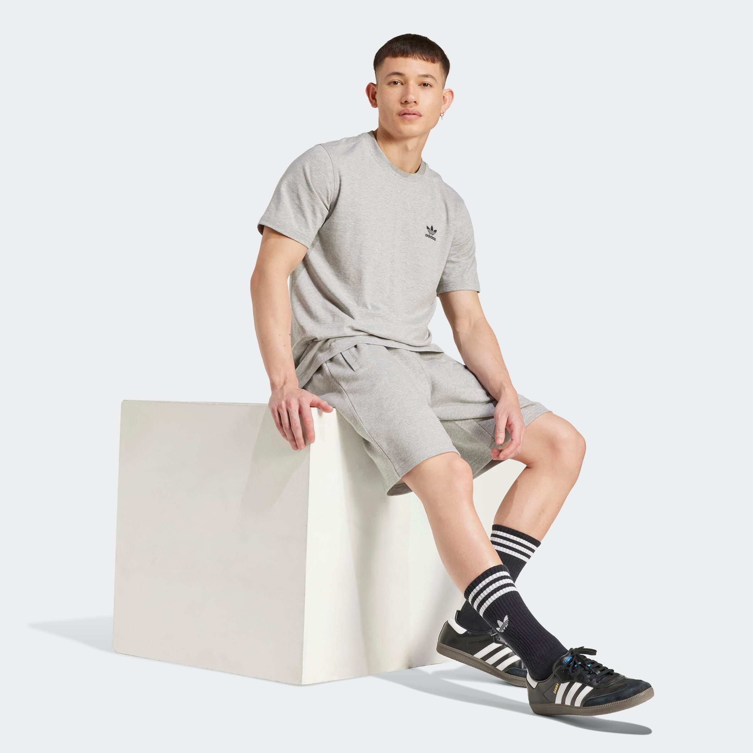 adidas Originals Shorts »ESS SHO«, (1 tlg.), Essential Sweat Shorts mit Logo, aus weichem French-Terry Material
