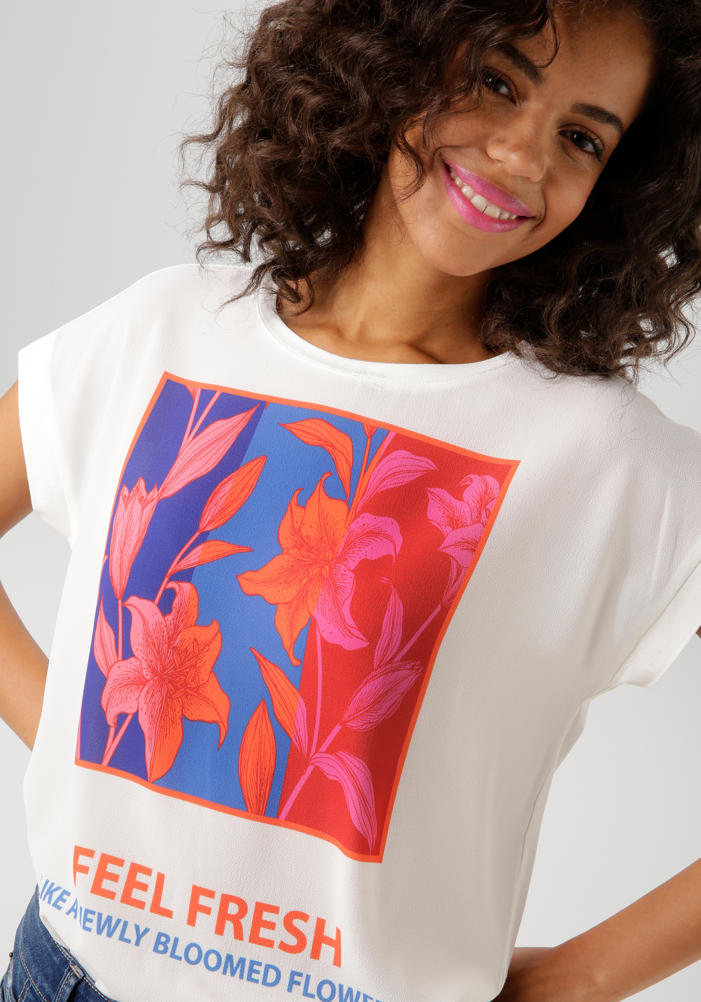 Aniston CASUAL Shirtbluse, mit kunstvollen Blumendruck und Statement-Schriftzug - NEUE KOLLEKTION
