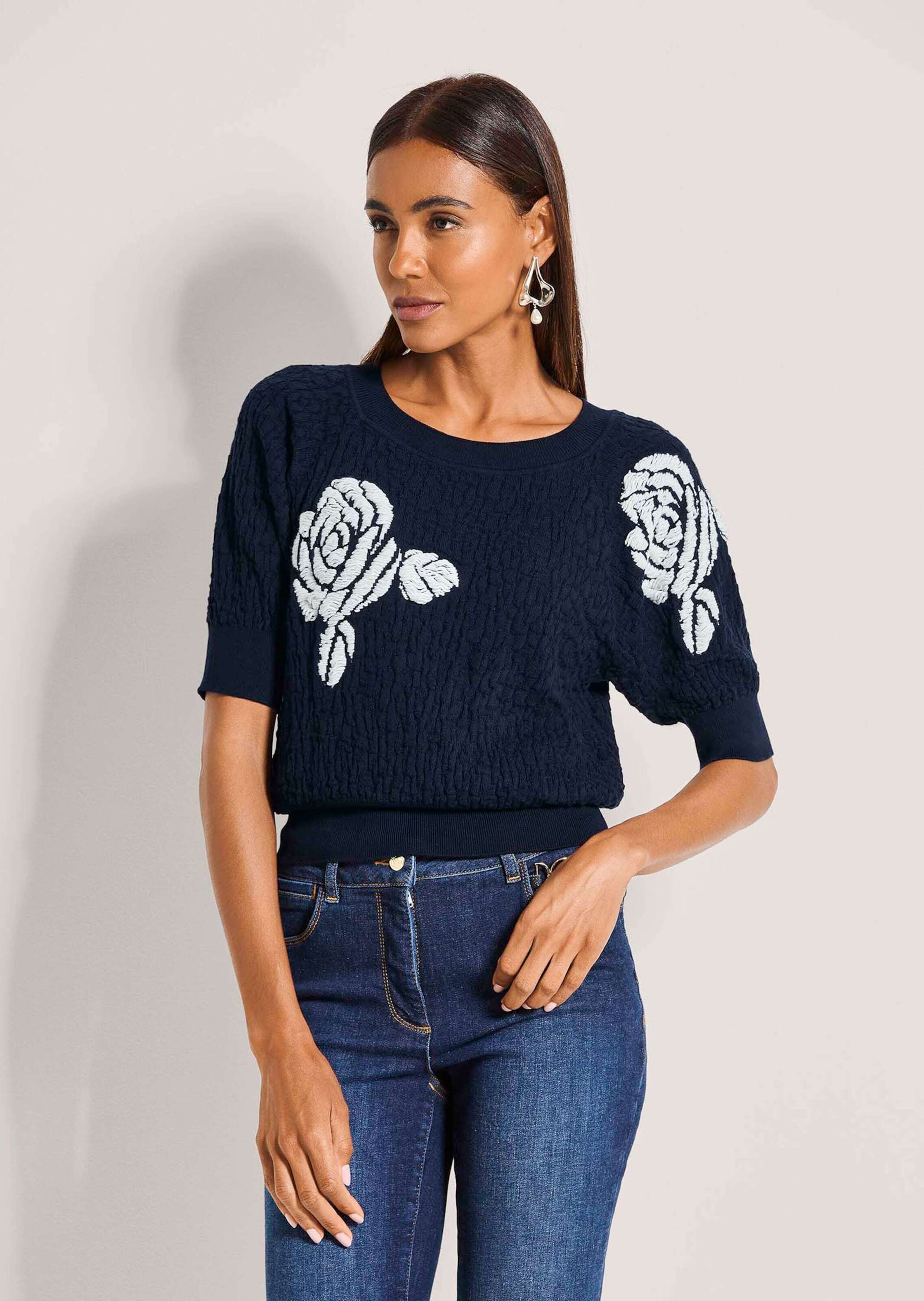 Thumbnail - MADELEINE Longpullover "Cloqué-Pullover Feinstrickpullover mit Blütenmuster" Cloque-Optik