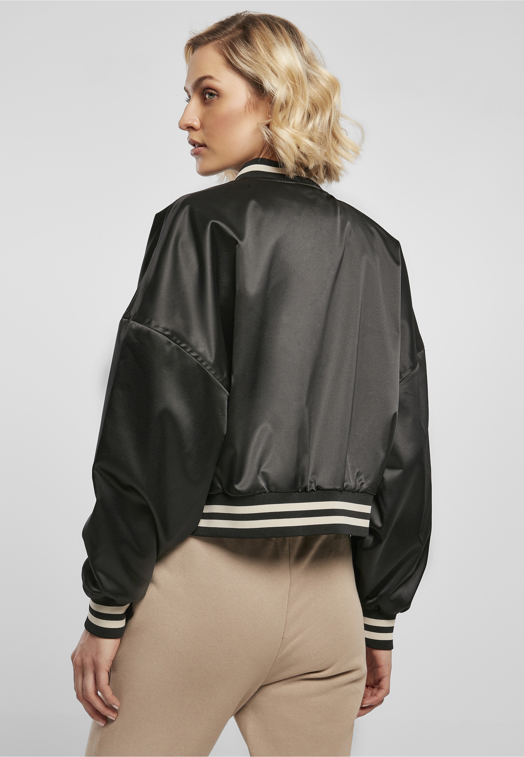 URBAN CLASSICS Collegejacke »Urban Classics Damen Ladies Short Oversized Satin College Jacket« 1 Stk. tlg. ohne Kapuze