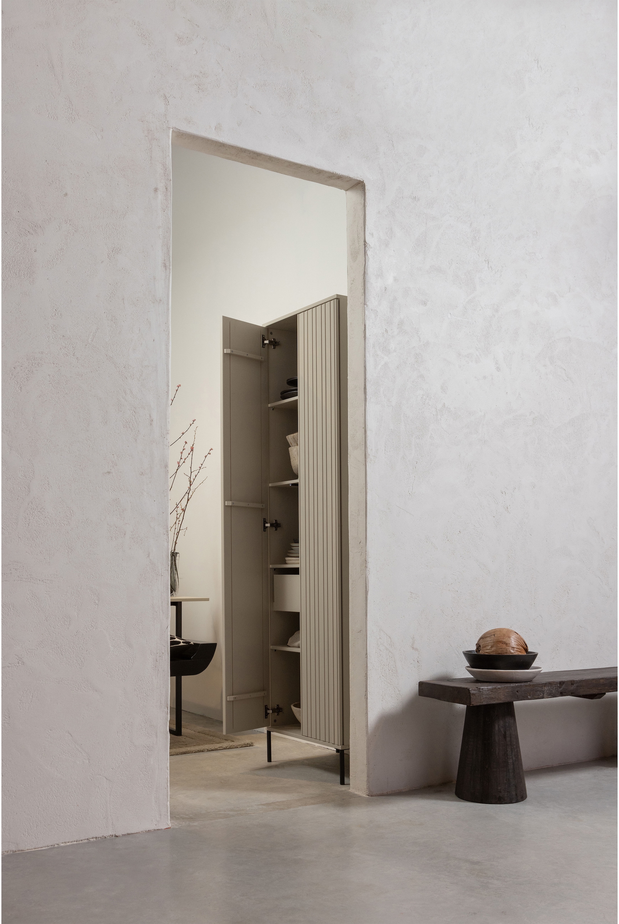 WOOOD Highboard »WOOOD NEW GRAVURE SCHRANK MIT SCHUBLADEN KIEFER DUST [fsc]« Gravure New Hochschrank von WOOOD mit Stauraum, Stil und Push-to-Open