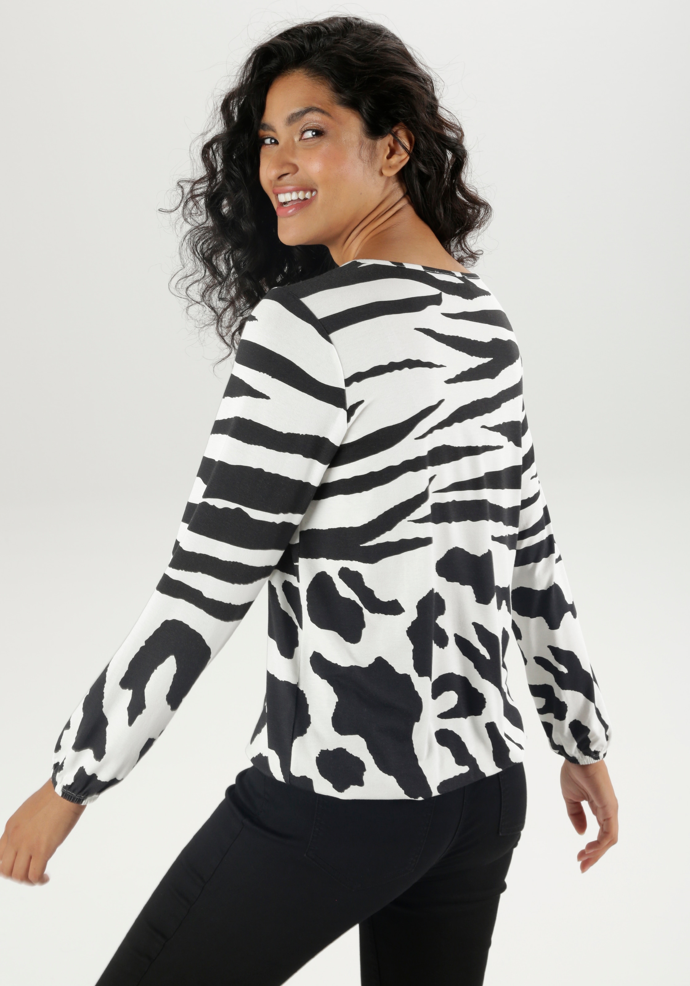 Aniston SELECTED Langarmshirt, mit Cut-Out, Schmuckelement und Animal-Prints