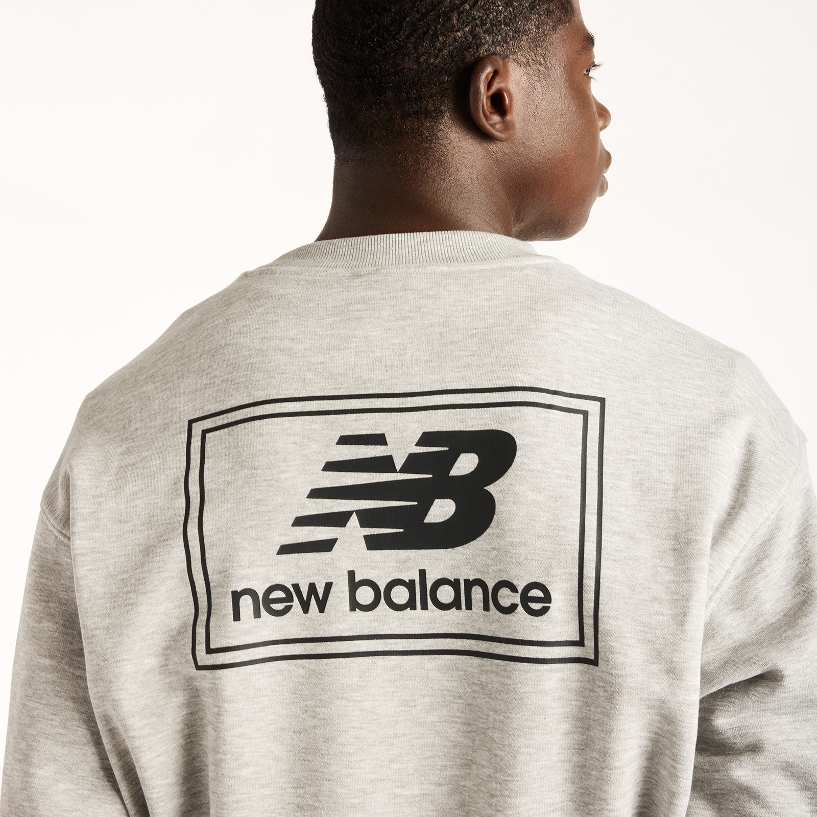 New Balance Sweatshirt »WOVEN LABEL CREW«, klassischer Schnitt, mit Grafik-Print auf dem Rücken

