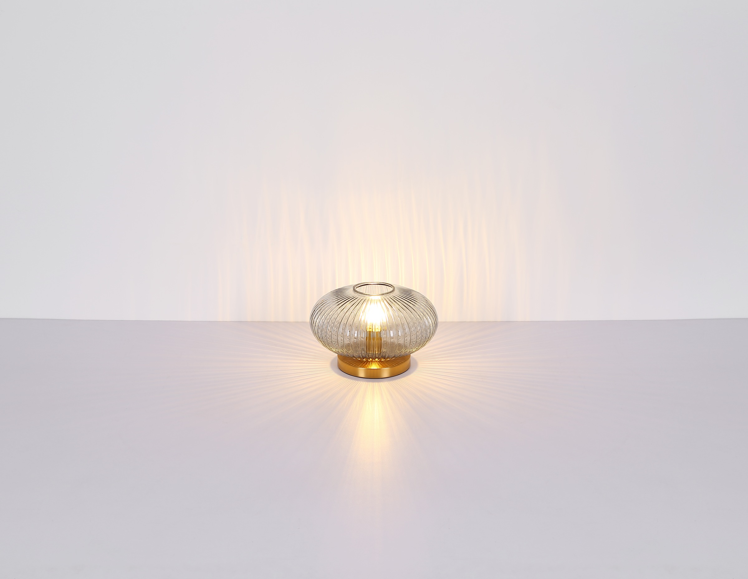 GLOBO LIGHTING Tischleuchte »NORMY« E27 1 Stk. Messingfarbene Tischleuchte mit rauchfarbenem Glas, E27 60W
