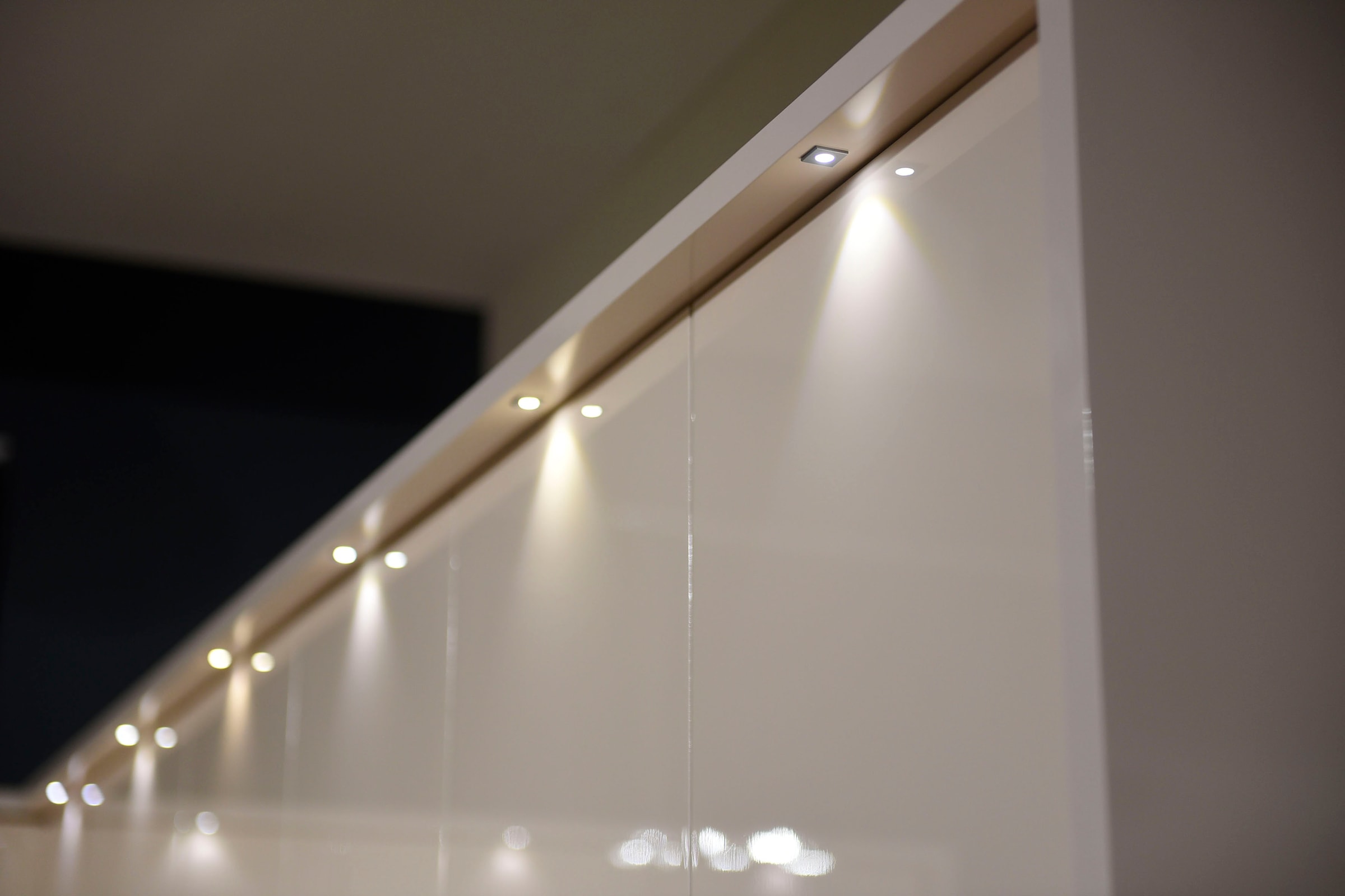 Places of Style Kleiderschrank »Piano, inklusive Rahmen und Beleuchtung, soft-close-Funktion«, (viele Breiten zur Auswahl, 226cm hoch), beige oder weiß, UV lackiert, Hochglanzfronten, FSC-zertifiziert