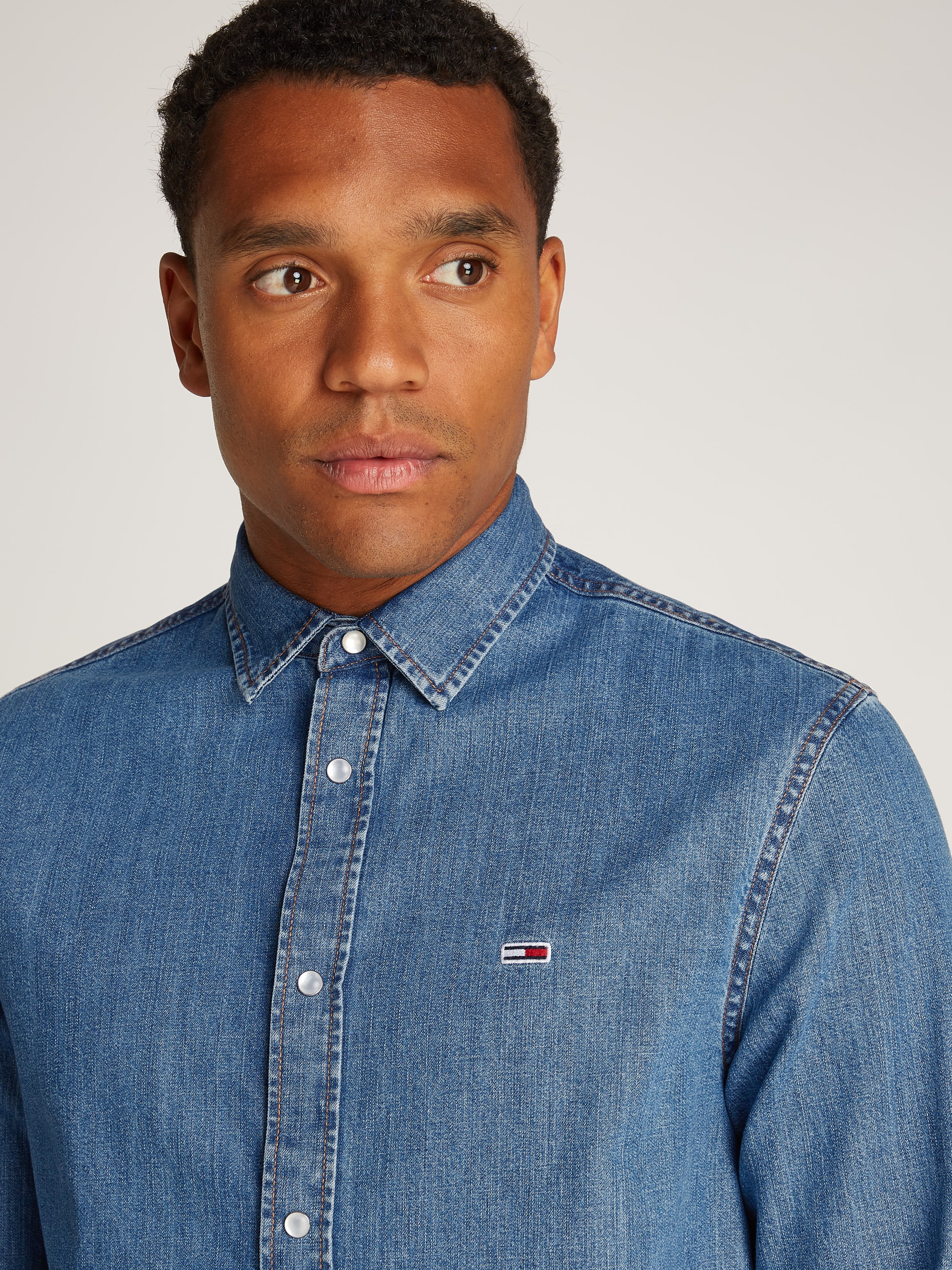 Tommy Jeans Jeanshemd »RGLR FIT SHIRT MID BLUE«, in blauer Waschung