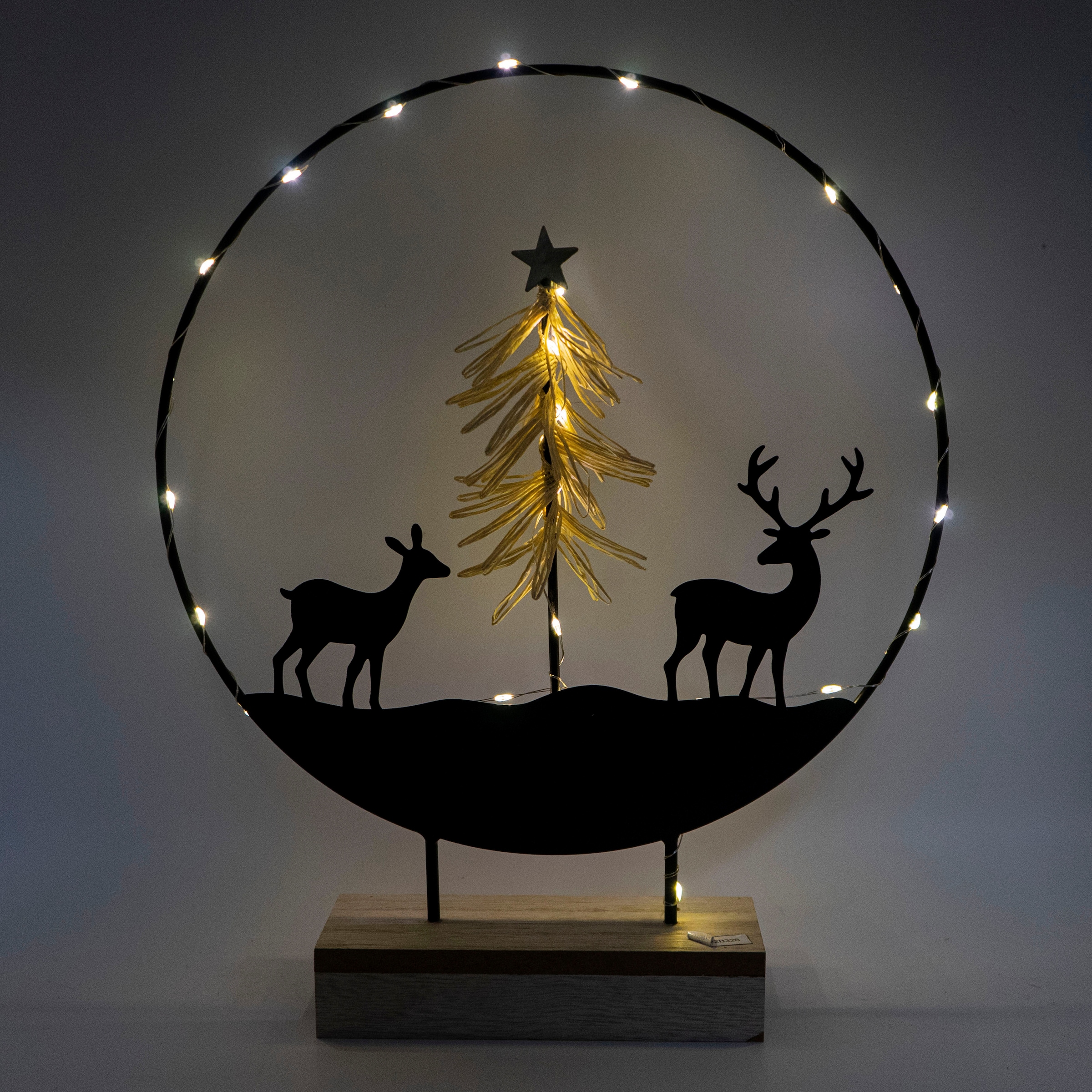 NOOR LIVING Dekolicht »LED Weihnachtsdeko auf Holzsockel, Höhe ca. 36,5 cm«, Dekoring mit Reh und Baum, Dekofigur, Batteriebetrieben