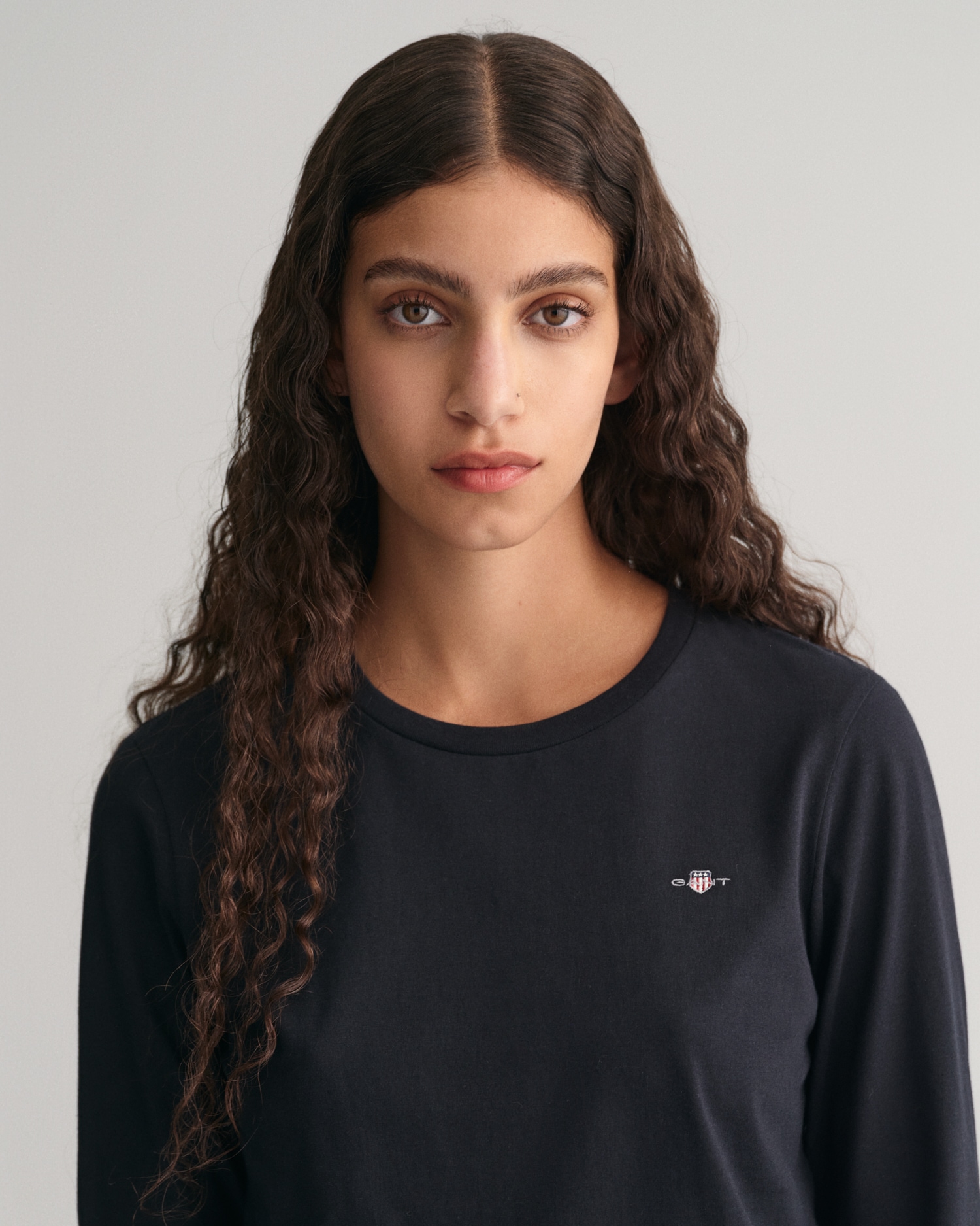 Gant Langarmshirt »REG SHIELD LS T-SHIRT«, kleine Logostickerei auf der Brust