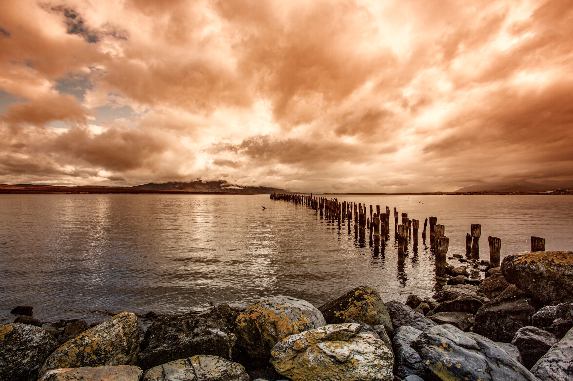 Papermoon Fototapete »HOLZ-BRÜCKE-ALT PUERTO NATALES INSEL PIER STEG MEER SEE«