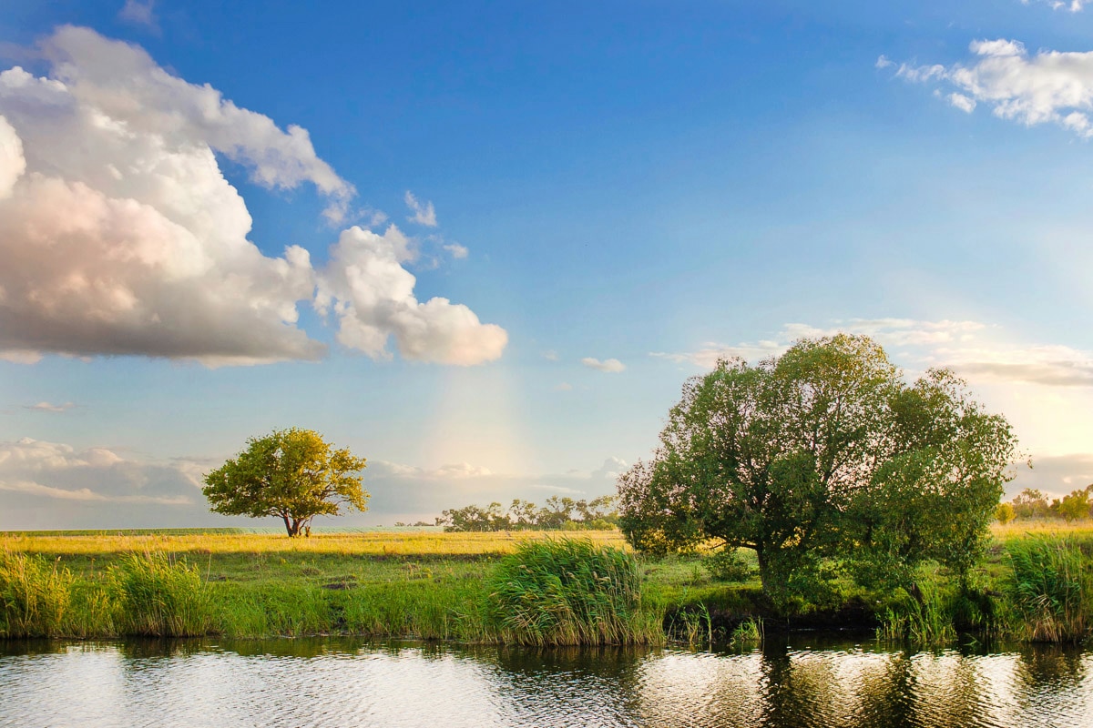 Papermoon Fototapete "Fluss bei Feldern" günstig online kaufen