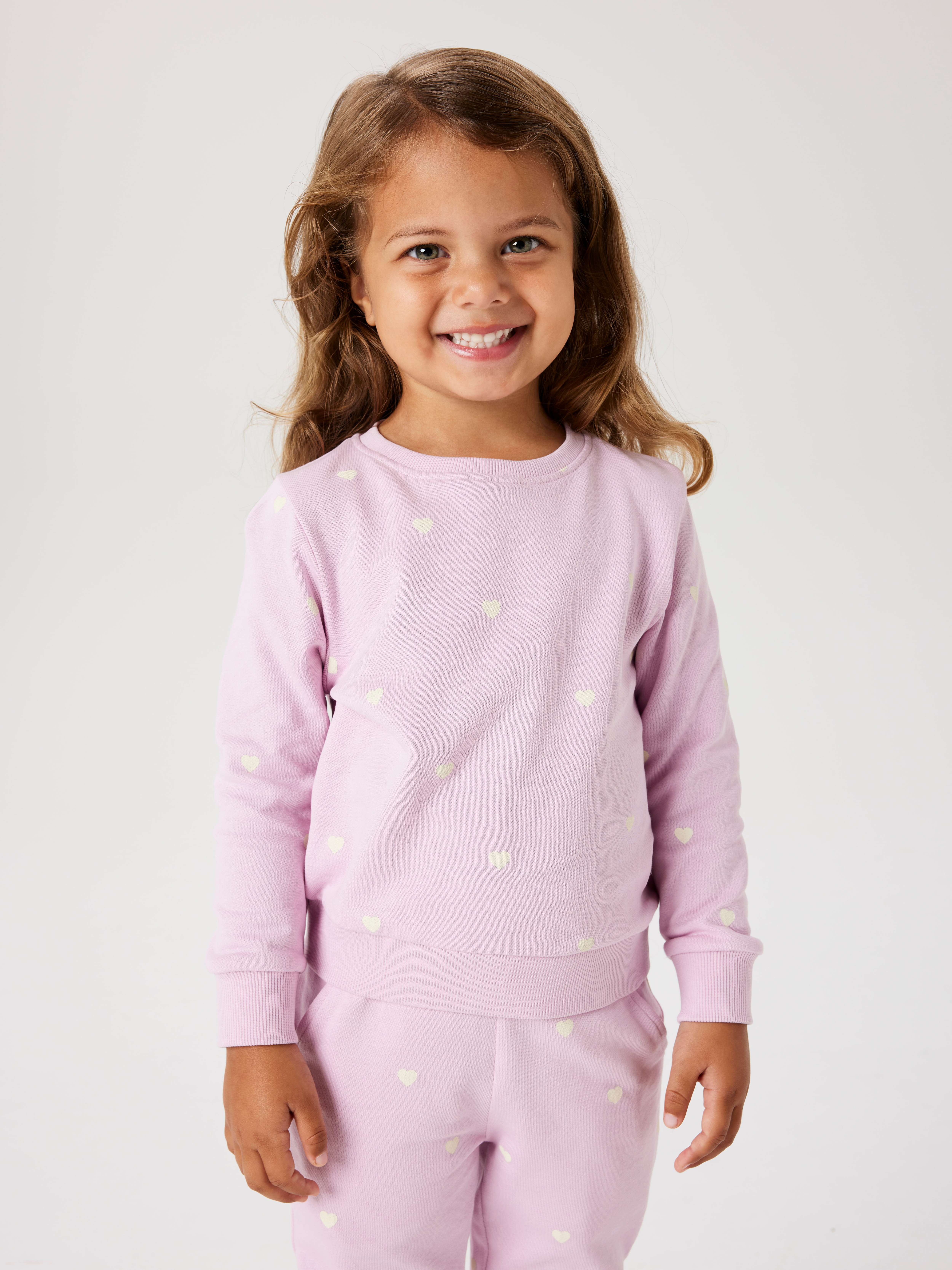 Name It Sweatshirt "NMFVALBA – Sweater mit Herzchen-Alloverdruck und Rippbündchen", bedruckt, casual, regular fit, Sweatware, Rundhals