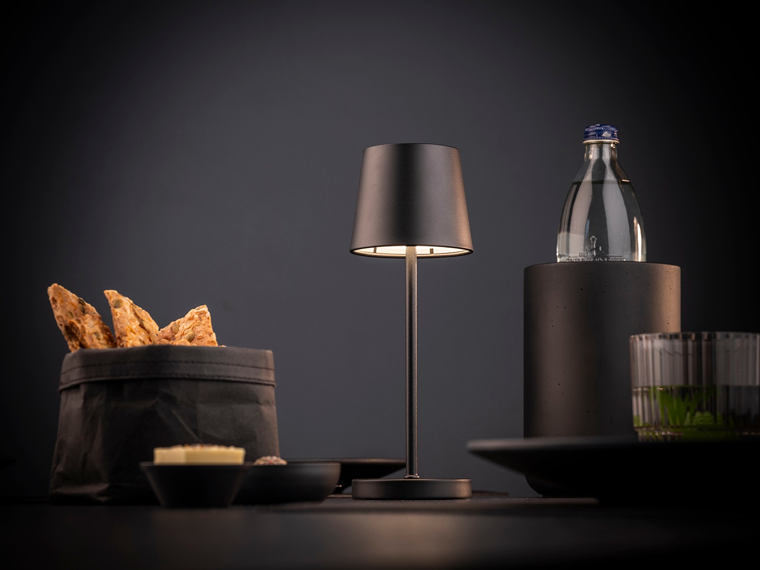 APS LED Tischleuchte »"MERLE MINI" Kabellose USB-C Tischleuchte«, 1 flammig, Leuchtmittel LED-Modul | LED fest integriert, Spritzwasssergeschützt IP 54, inkl. Dockinstation und Fernbedienung