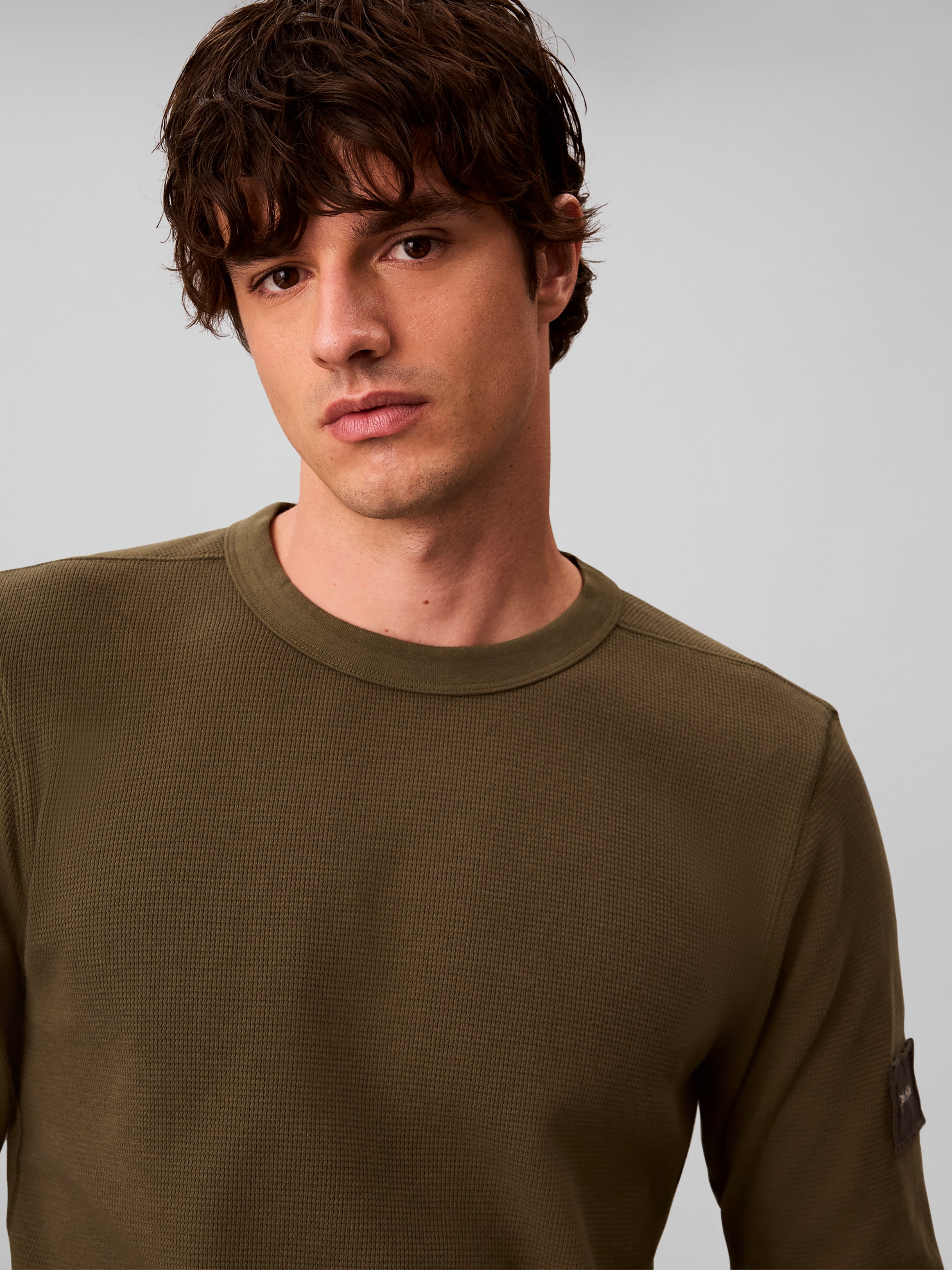 Calvin Klein Langarmshirt »WAFFLE BADGE CREWNECK TEE« Regular fit, Badge, Rundhalsausschnitt