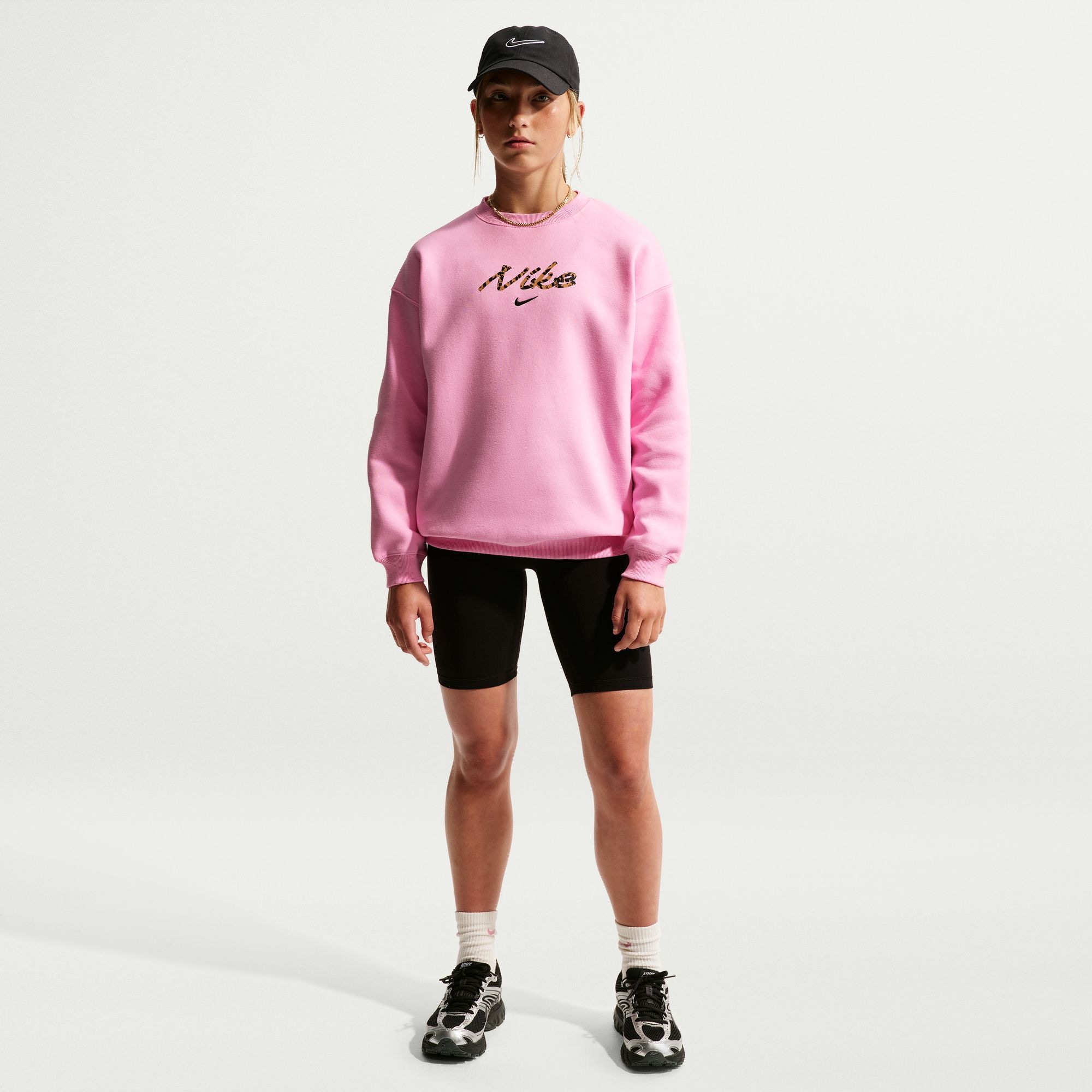 Nike Sportswear Sweatshirt »G NSW STDIO FLC OVRSZD CRW AOP«, mit Rundhalsausschnitt, aus angerauter Sweatware
