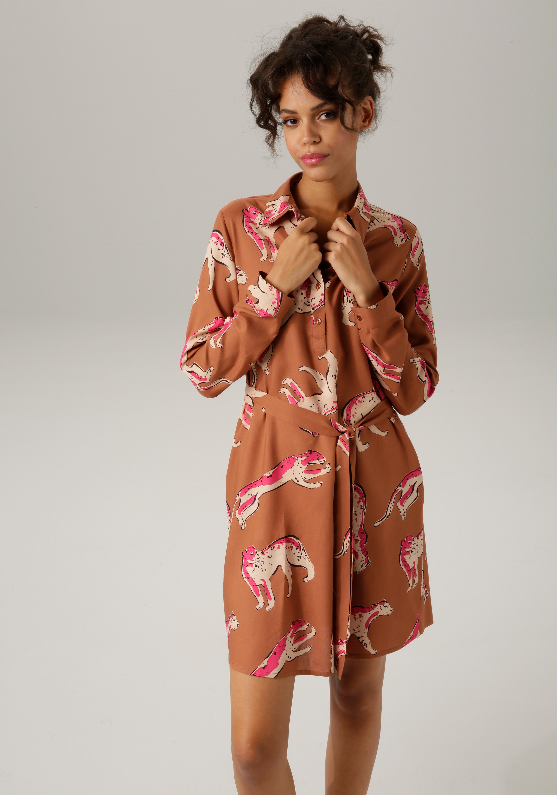 Niedrigster Preis im Land! Aniston CASUAL Blusenkleid, Bindegürtel), Raubkatzen | für kunstvollen mit bedruckt BAUR kaufen (mit