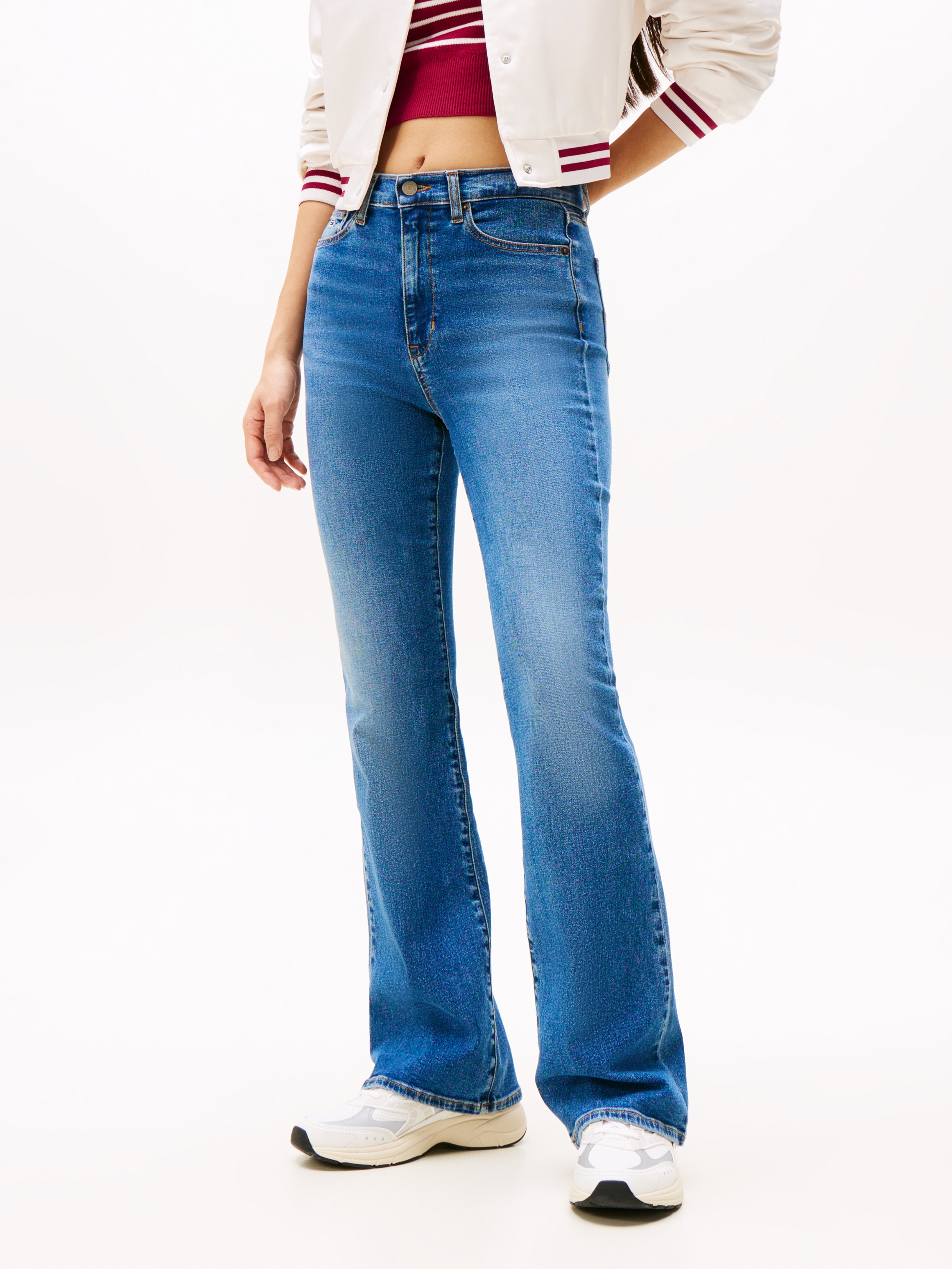 Tommy Jeans Bootcut-Jeans "SYLVIA HGH FLR", Weite Beinform und Logo Sticker günstig online kaufen