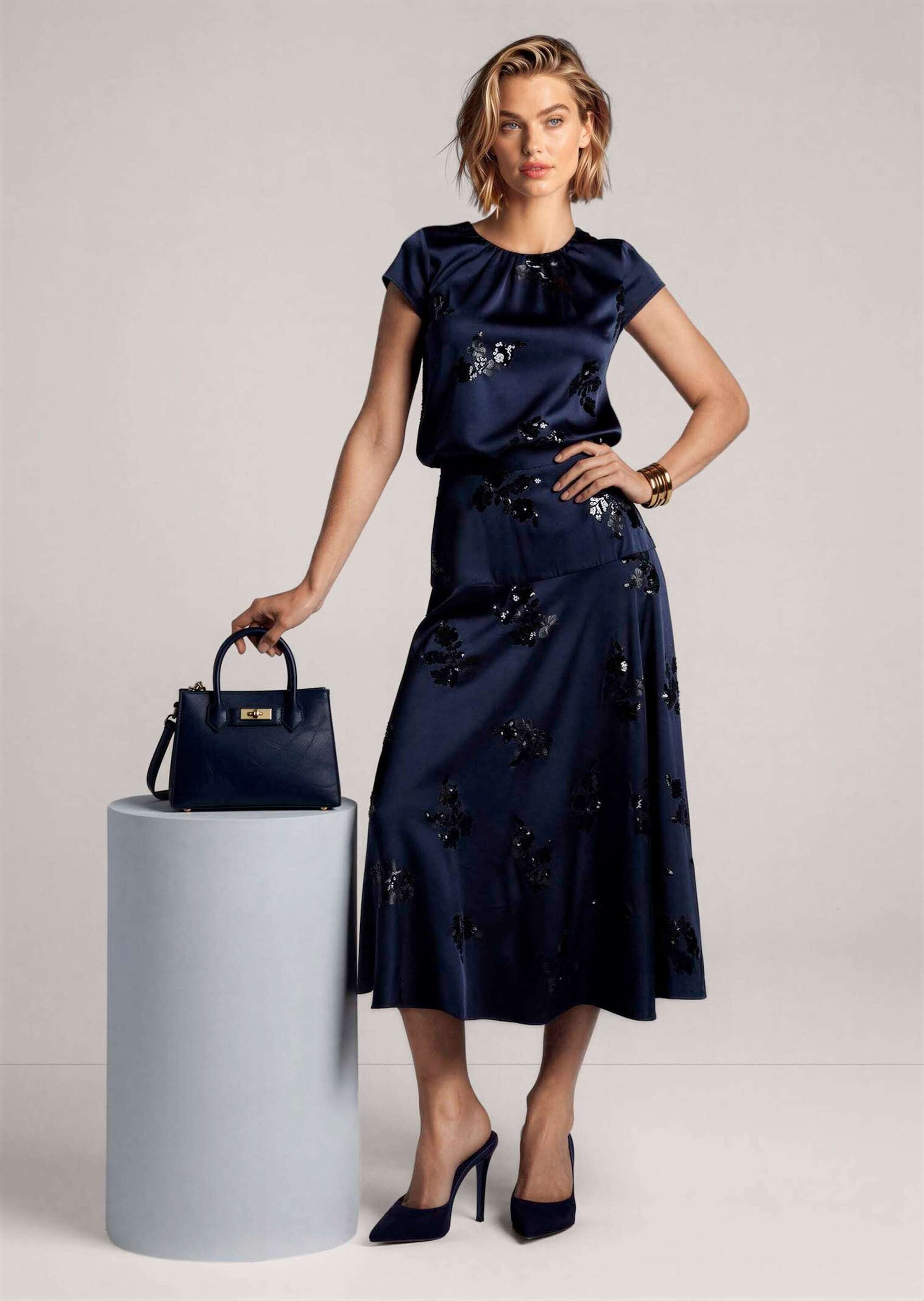 MADELEINE Kurzarmbluse »Bluse Satinbluse mit Paillettenmotiven«