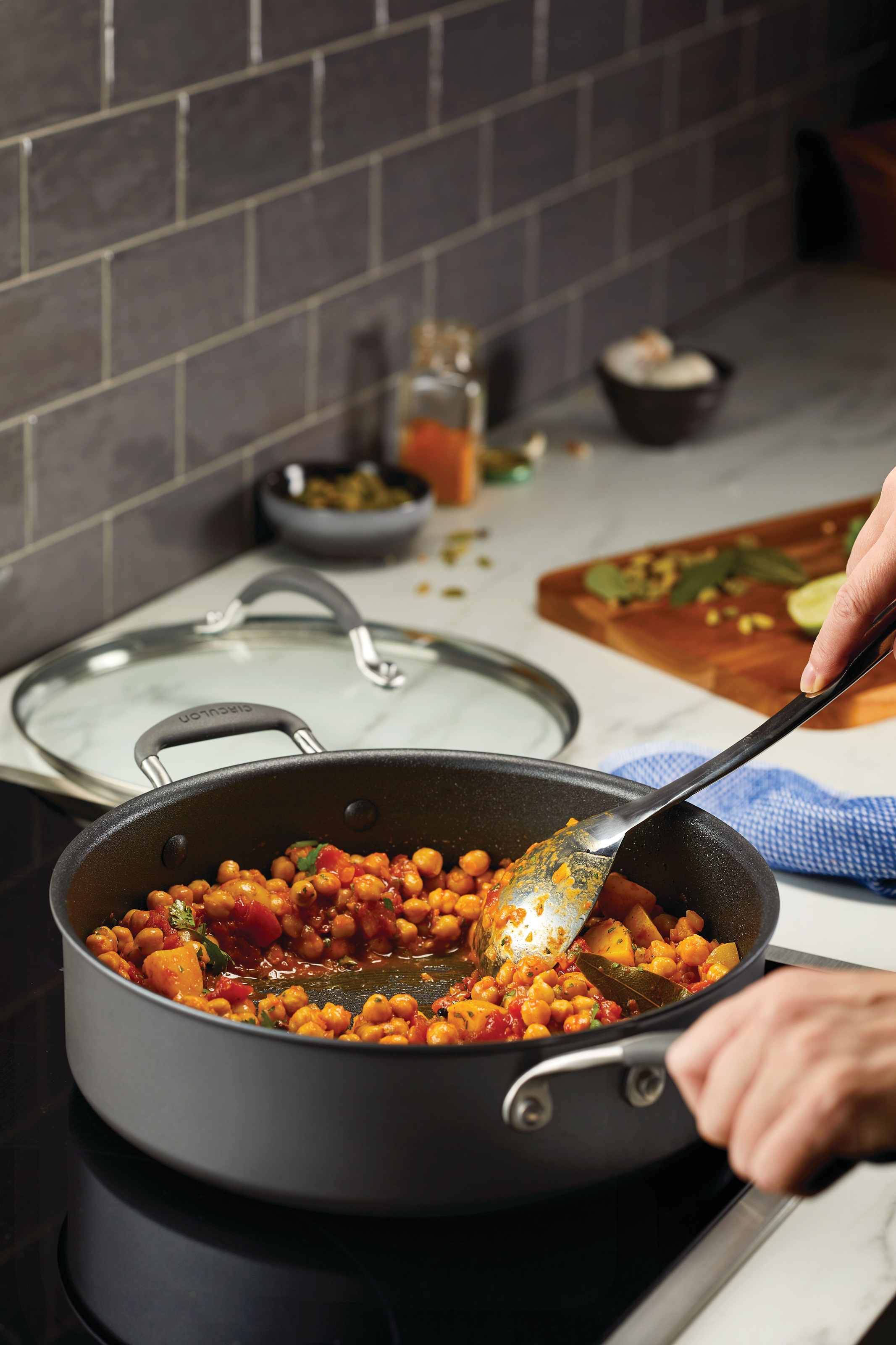 Circulon ScratchDefense Extreme Non Stick Sauté Pan & Lid 4.7L in Grey