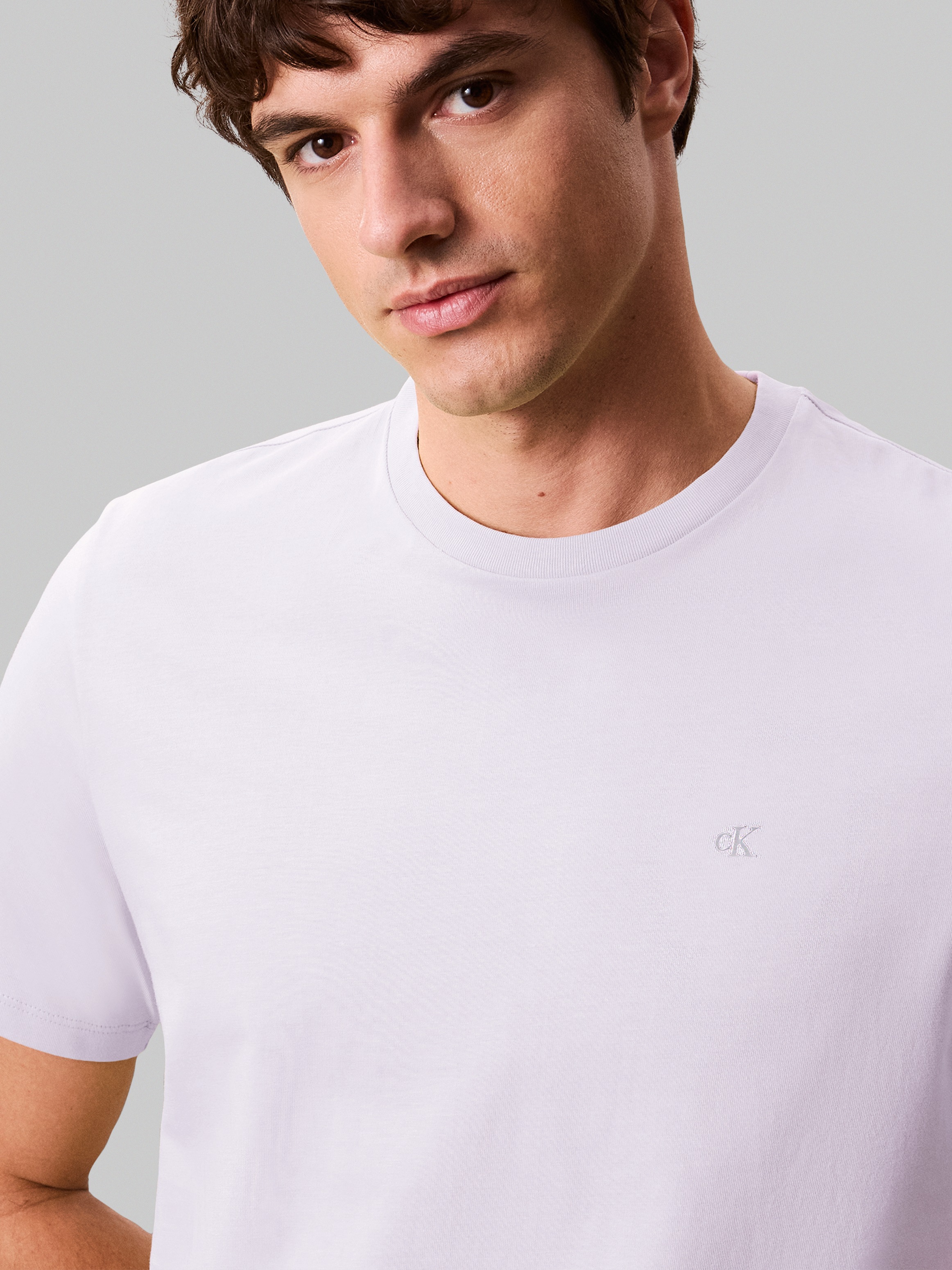Calvin Klein Jeans T-Shirt »SS SMOOTH CTTN SOLID CREWNK TEE«, mit Logo