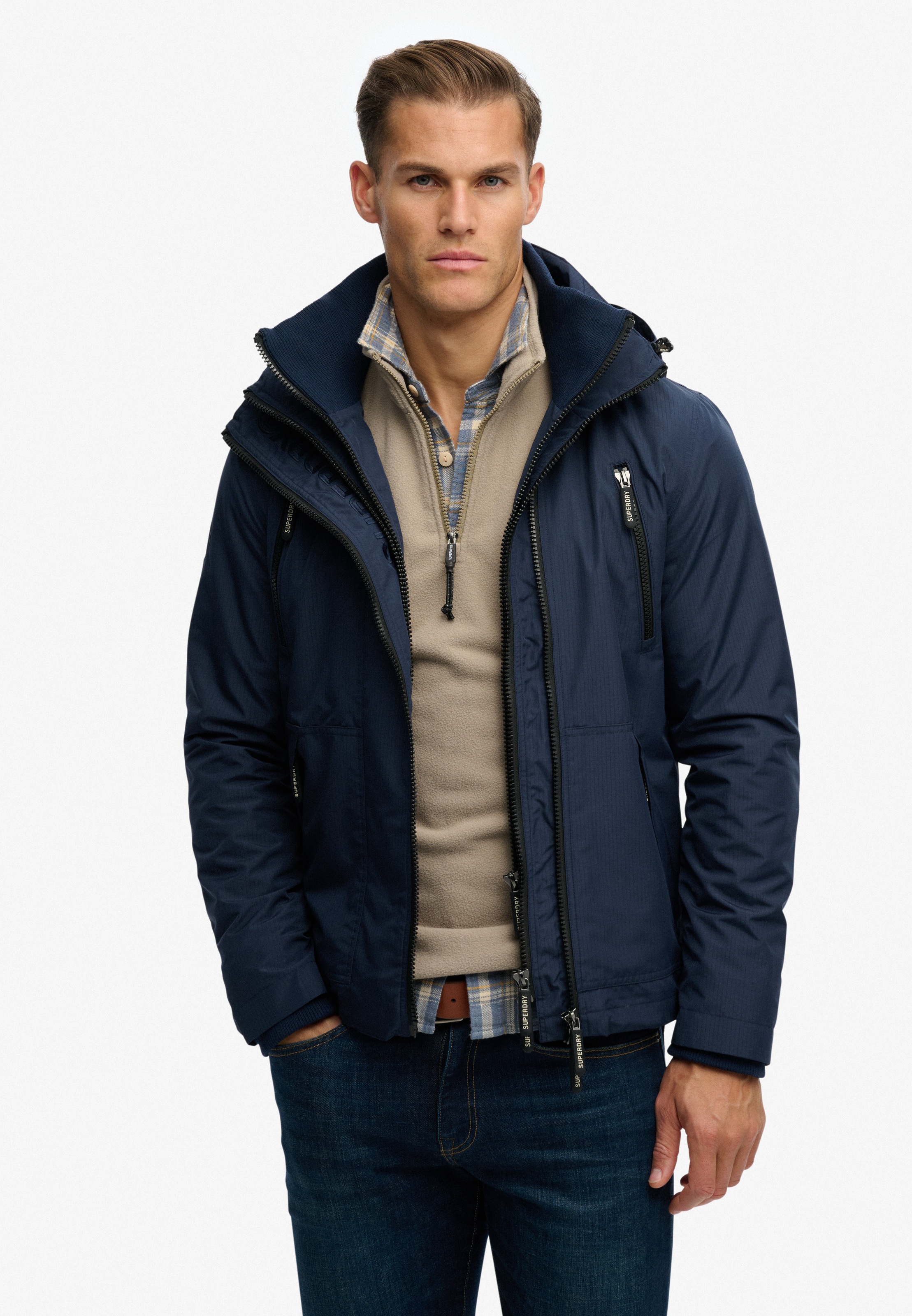 Superdry Windbreaker »HOODED MTN WINDBREAKER JACKET« mit Kapuze mit Markenlabel, aus Polyester und Kunstfaser, Regular Fit