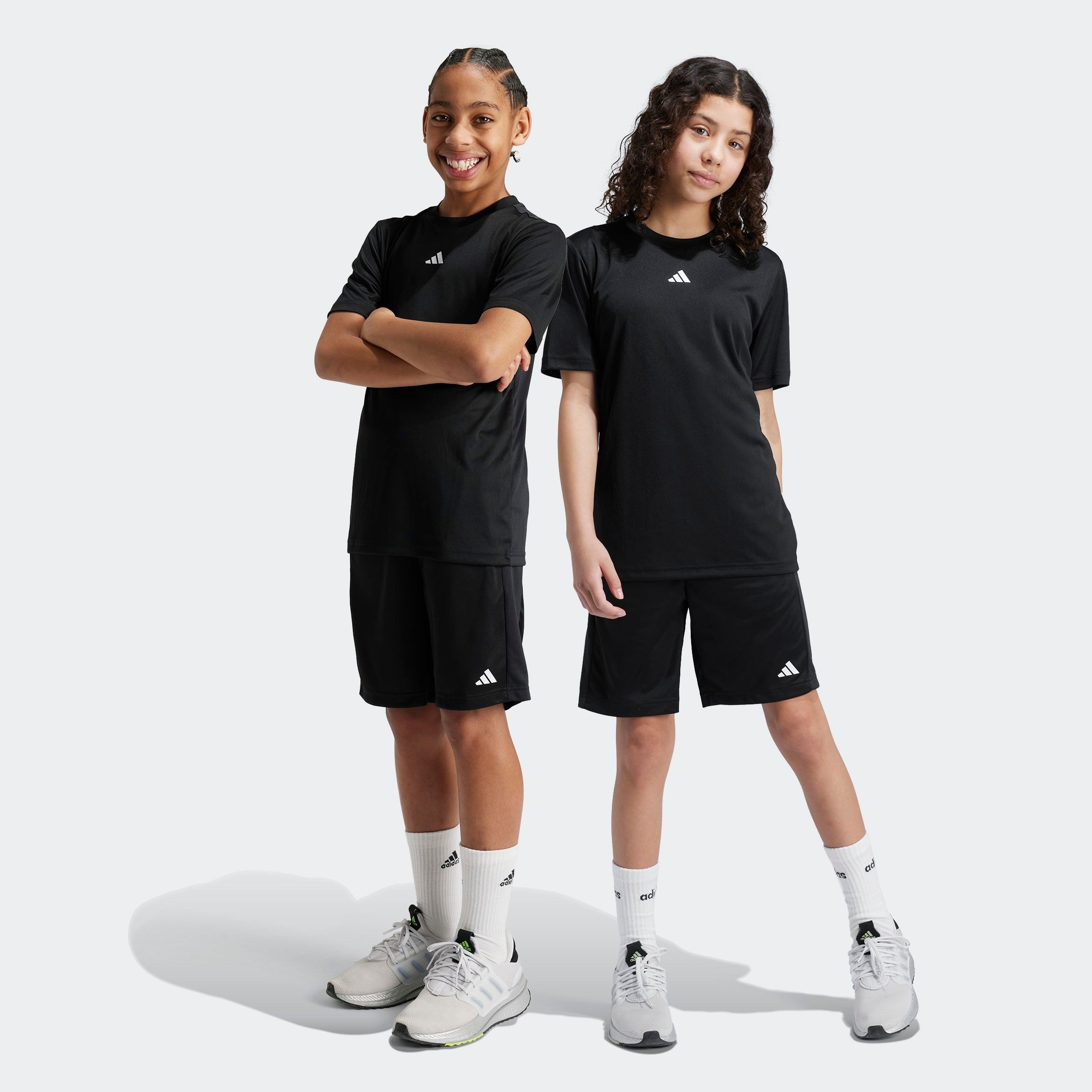 Shorts ADIDAS SPORTSWEAR "TRAIN ESSENTIALS LOGO REGULAR FIT KIDS", Jungen, Gr. 128, N-Gr, schwarz-weiß (schwarz, weiß,), Obermaterial: 100% Polyester, Hosen Shorts
