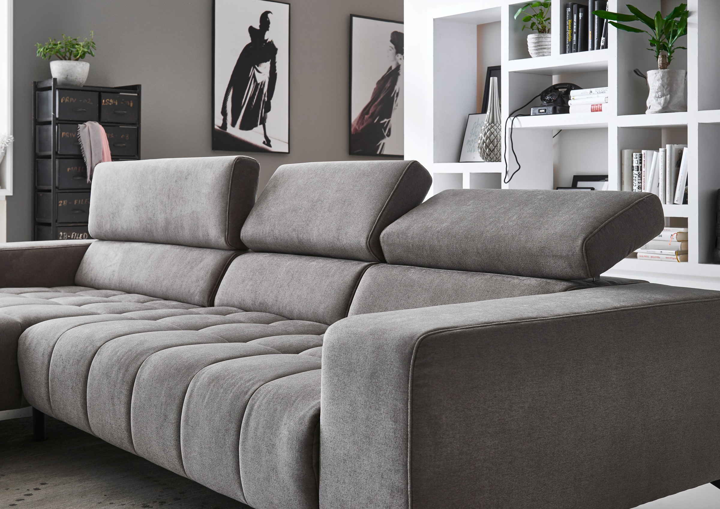 Die PlanBar Ecksofa »MP-IN18022 L-Form«, mit Kopfteilverstellung & Zierkissen, optional Sitztiefenverstellung
