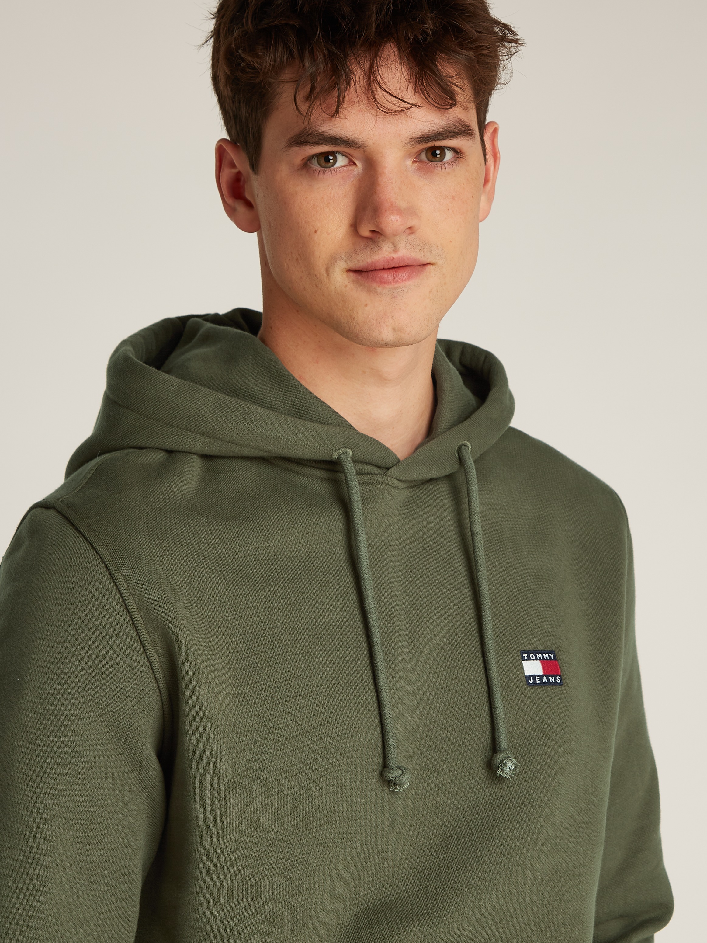 Tommy Jeans Hoodie »TJM REG BADGE HOODIE EXT«, Mit Rundhalsausschnitt