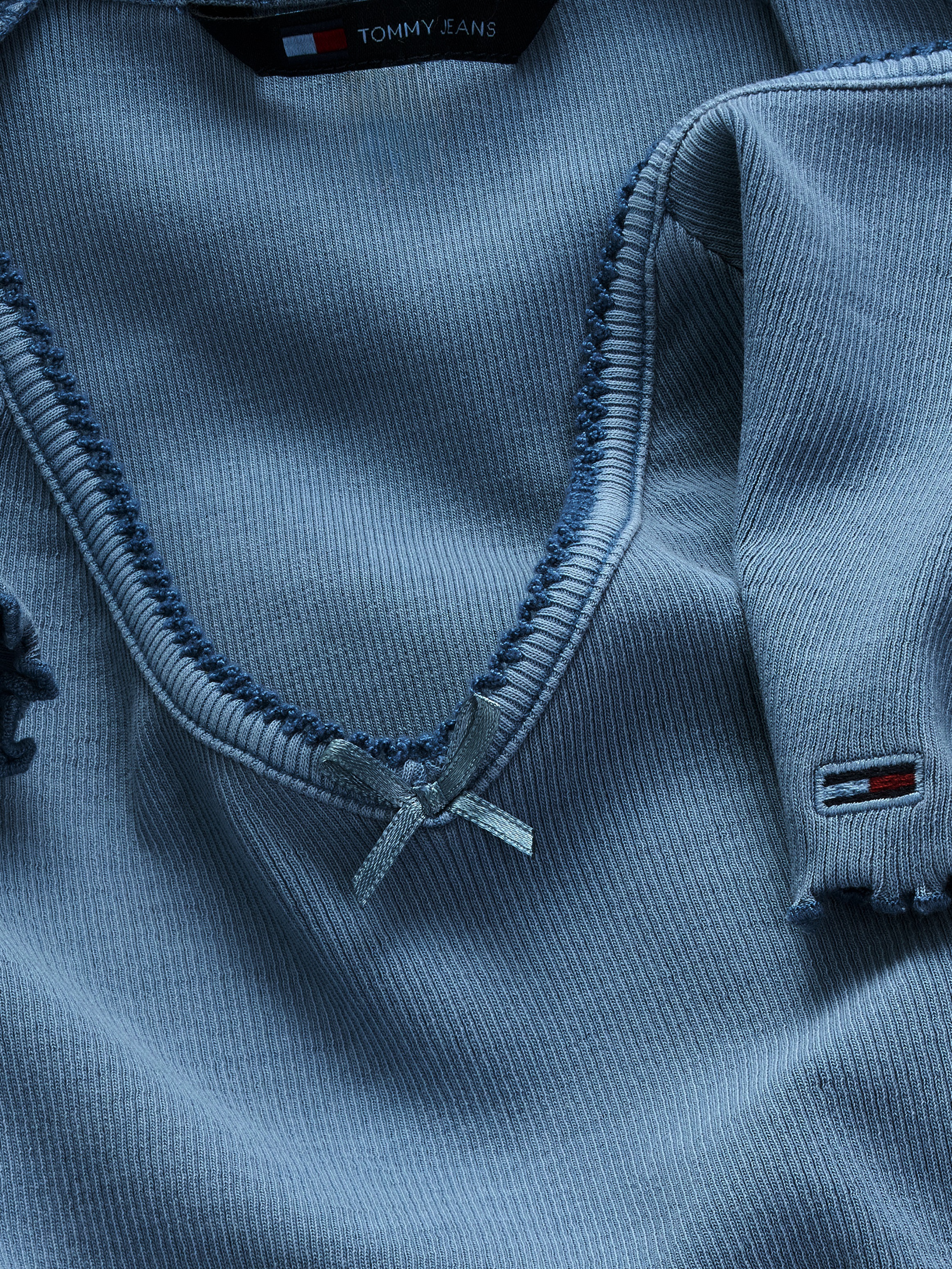 Tommy Jeans Kurzarmshirt »TJW SLIM VNECK GMD RIB SS«, mit Rollkanten, im femininen Stil