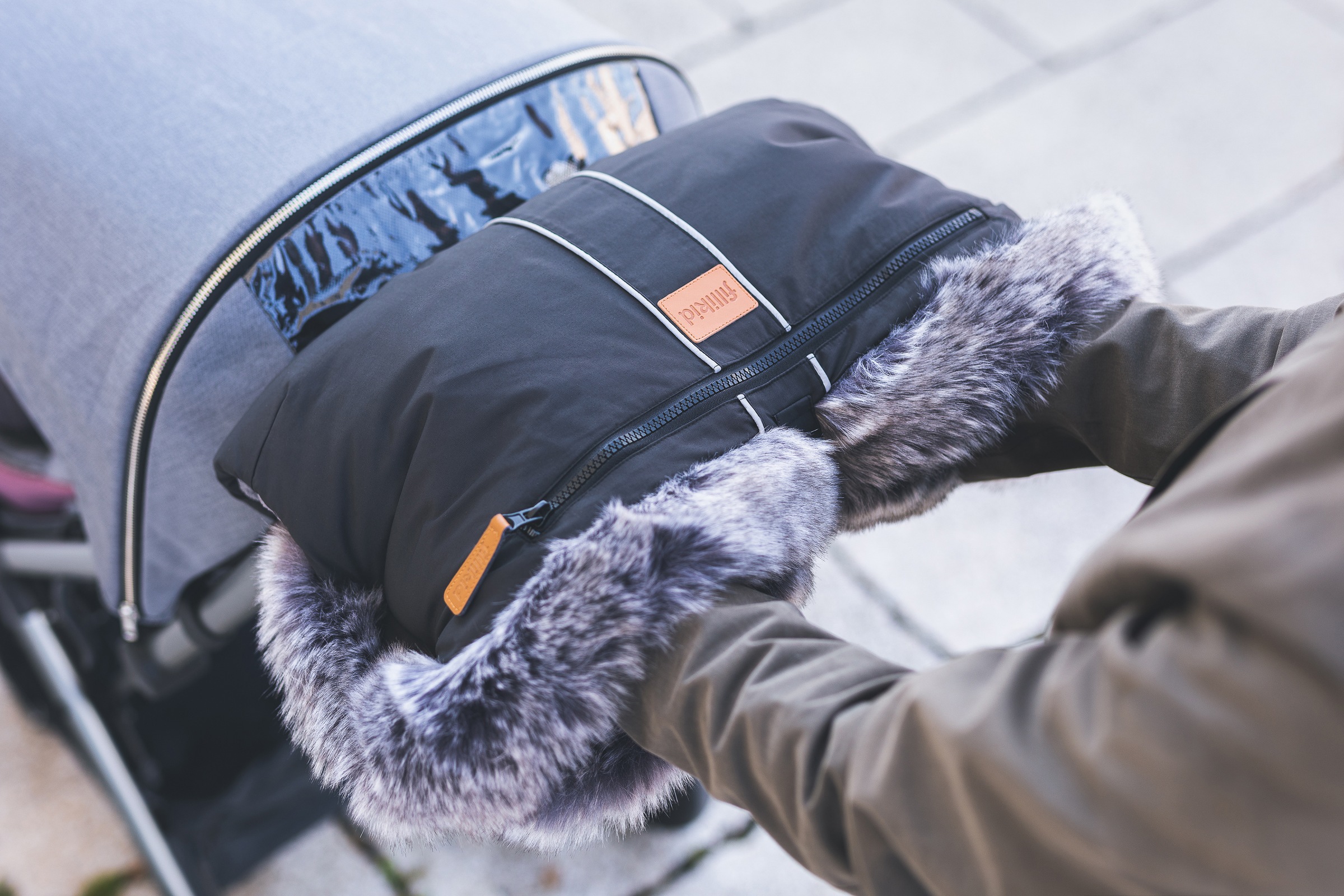 Fillikid Kinderwagen-Handwärmer »Halifax, schwarz«, mit Pelzimitat-Kragen