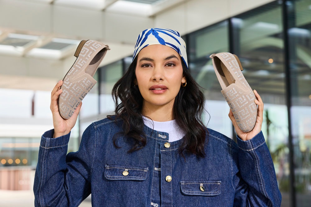Rieker Slipper Halbschuh, Schlupfschuh, Blockabsatz, Loafer mit Glitzerstei günstig online kaufen