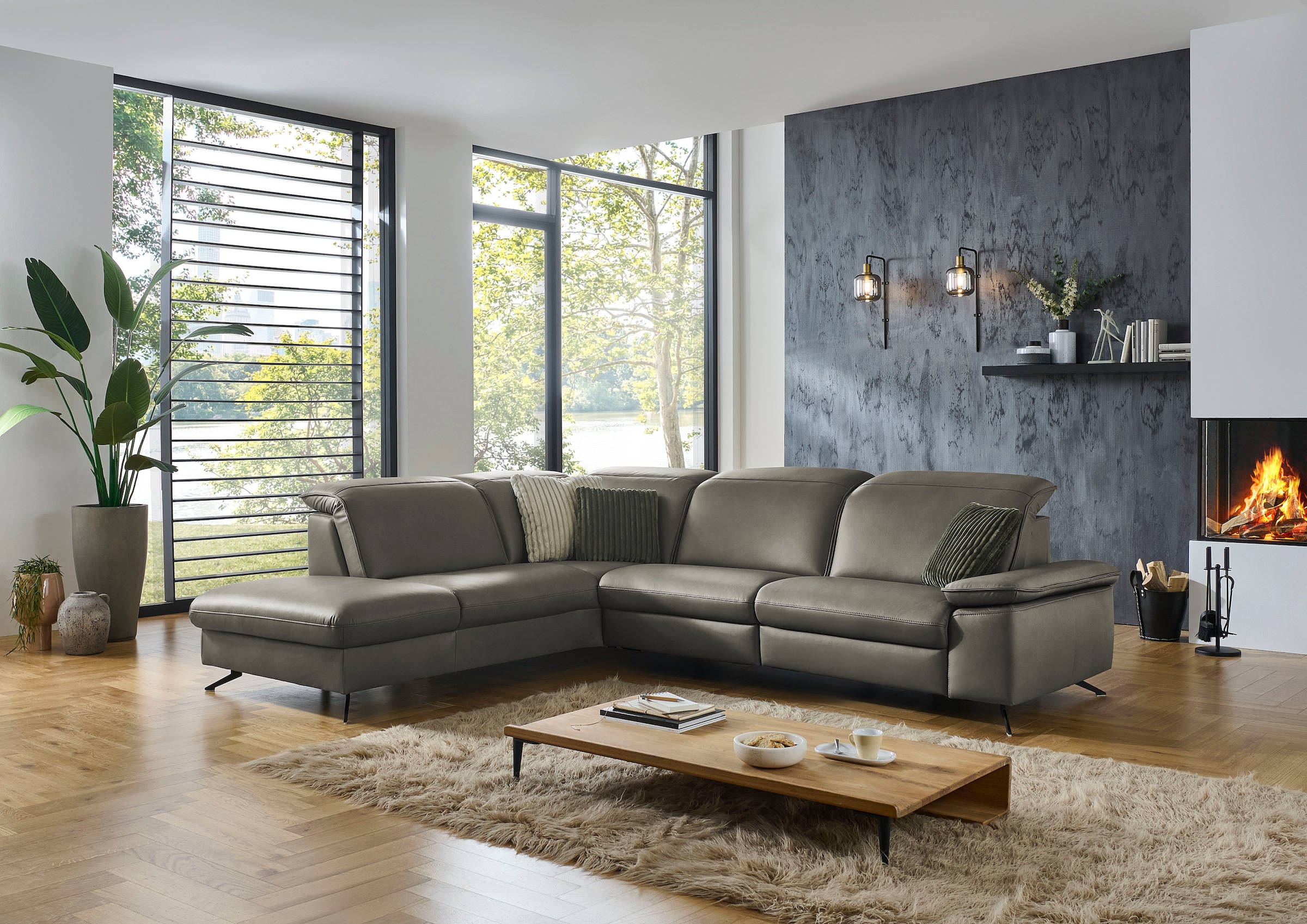 Die PlanBar Ecksofa "PN-EM20091, L-Form, Breite 297 cm" inkl. Kopfteilverstellung, optional elektr. Relaxfunktion u. Stauraum