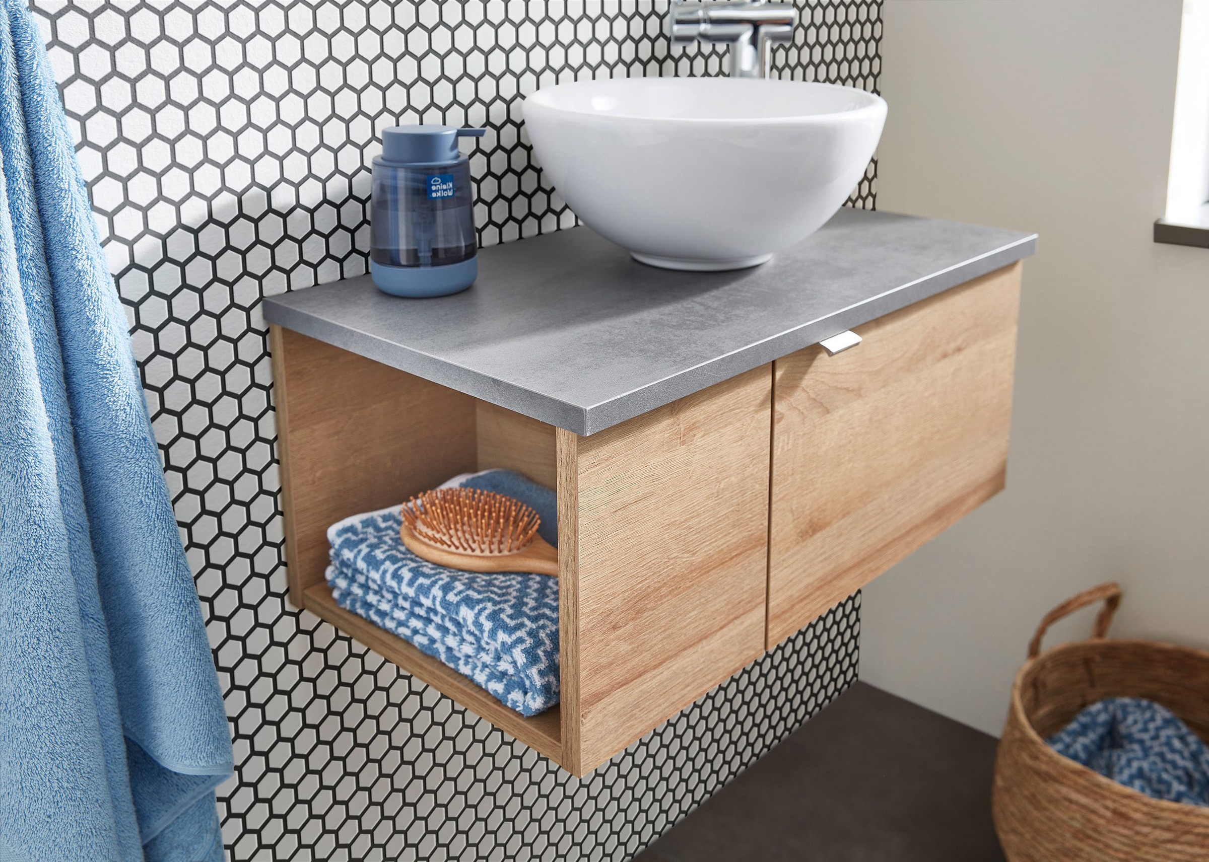 Saphir Badmöbel-Set »Serie 6915«, (4 St.), Gäste-Bad, 70 cm breit, mit LED-Spiegel, offenem Fach und 2 Türen