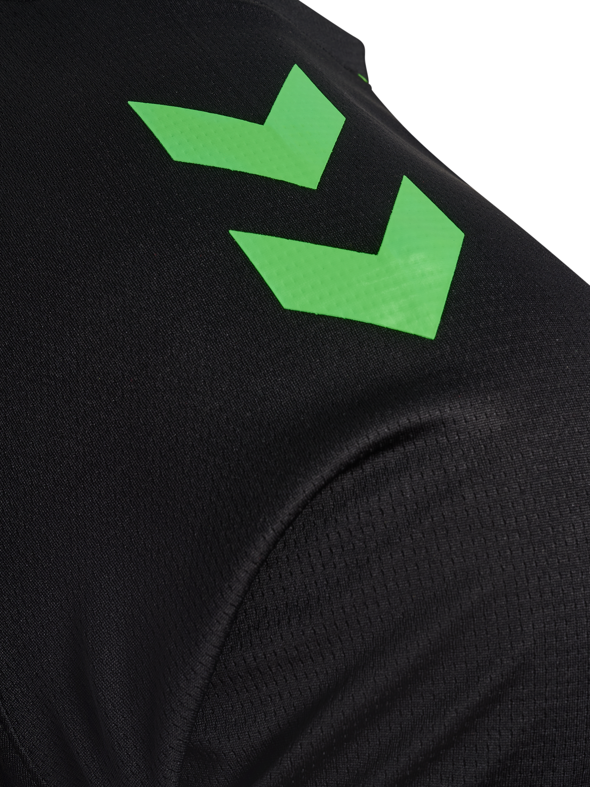 hummel Trainingsshirt »HMLLEAD 2.0 JERSEY S/S« reguläre Passform, mit Chevrons auf den Schultern, sportlicher Stil