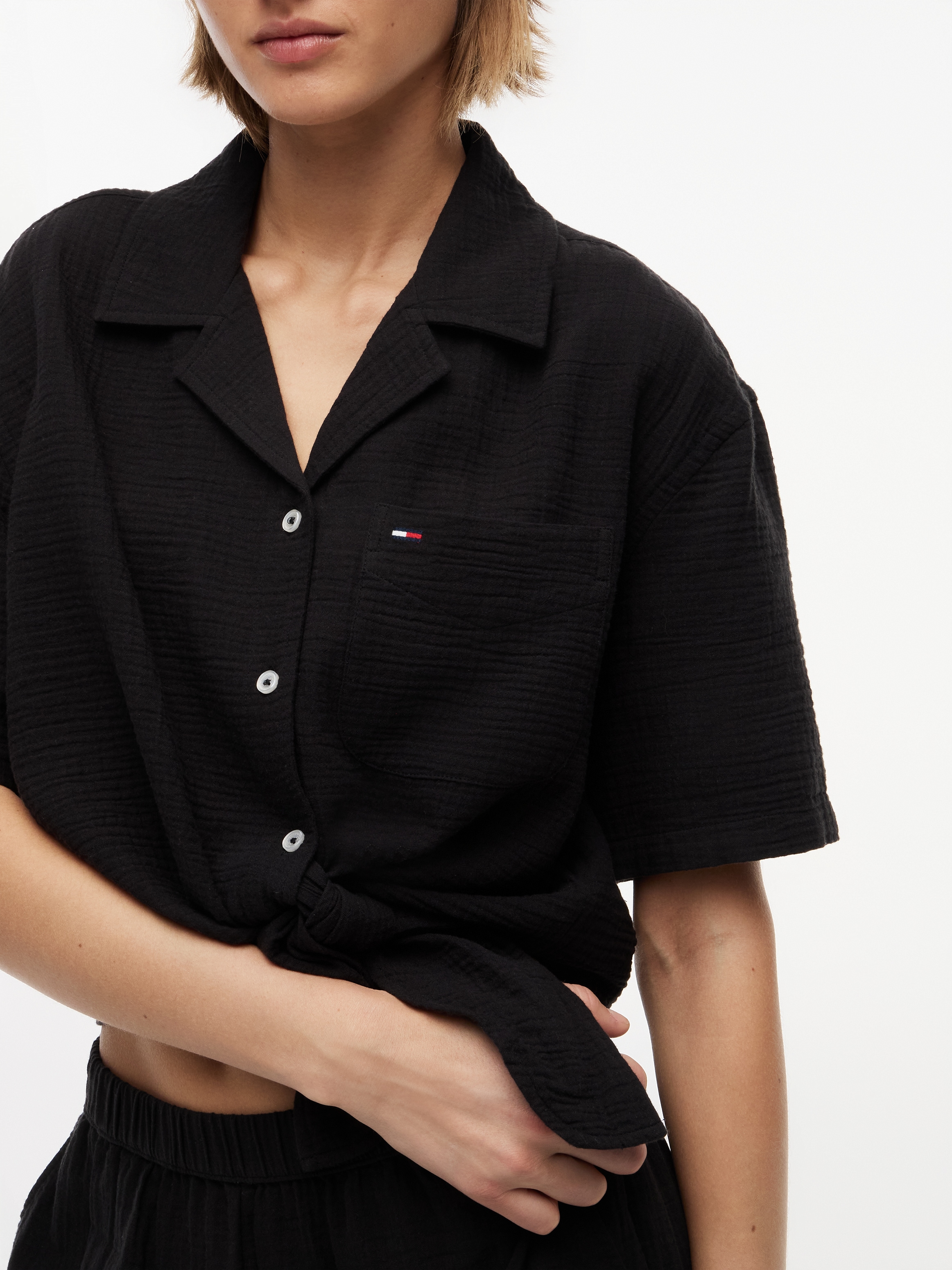 Tommy Jeans Kurzarmbluse »TJW TEXTURED TIE FRONT SS SHIRT« Baumwolle, Brusttasche, Saum zum Knoten