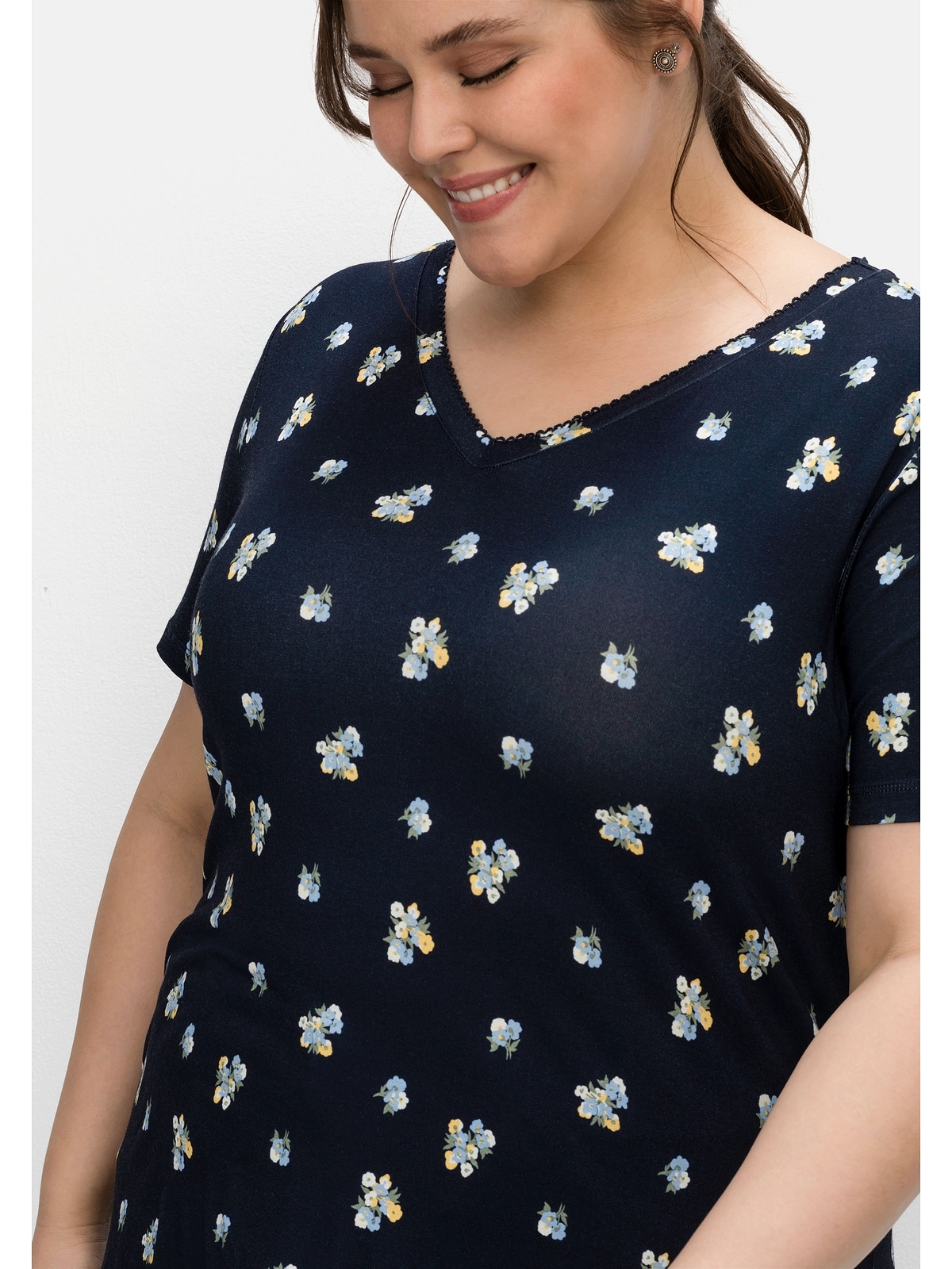 Sheego T-Shirt »Große Größen«, mit Allover-Blümchendruck und V-Ausschnitt  für bestellen | BAUR