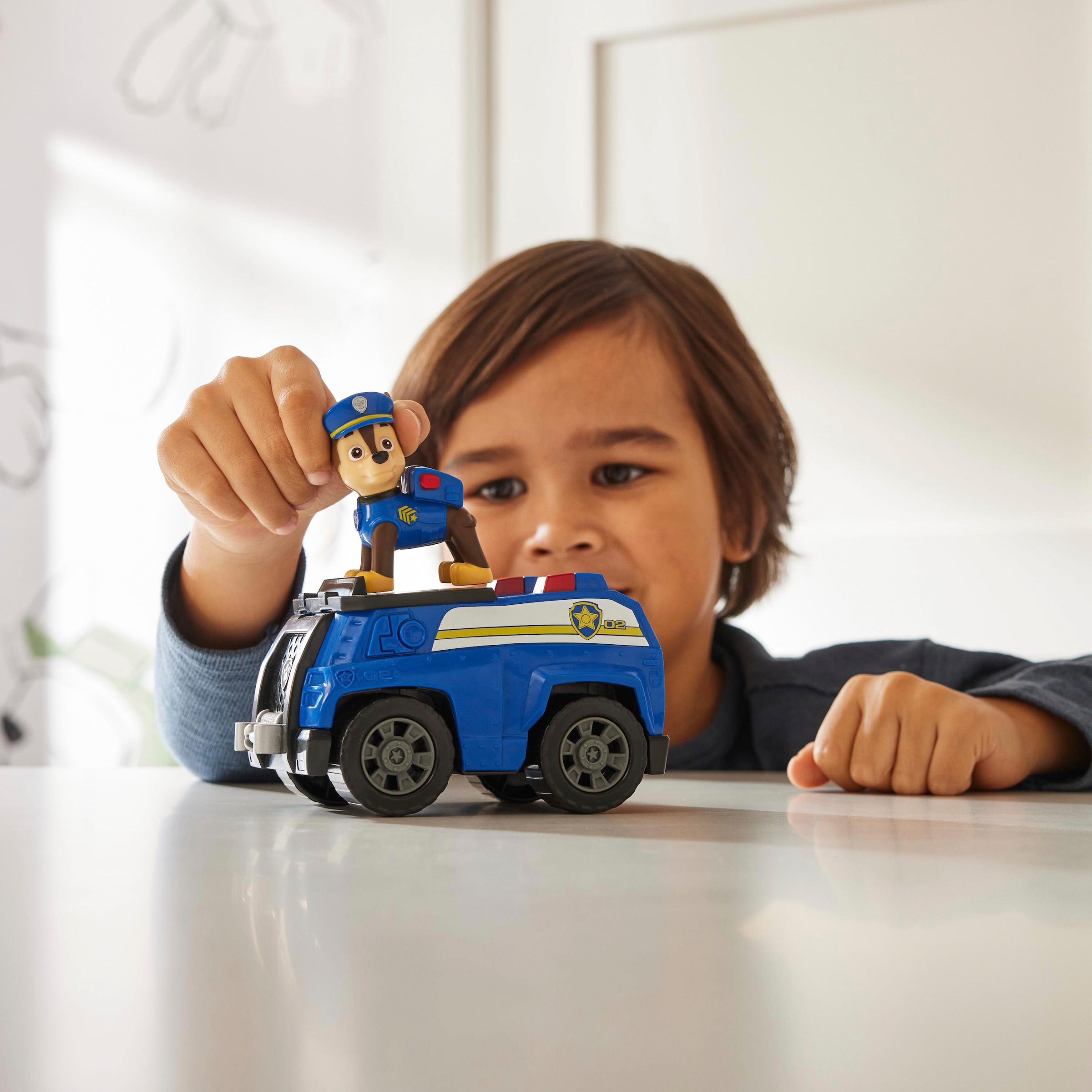 Spin Master Spielzeug-Auto »Paw Patrol - Sust. Basic Vehicle Chase«, zum Teil aus recycelten Material