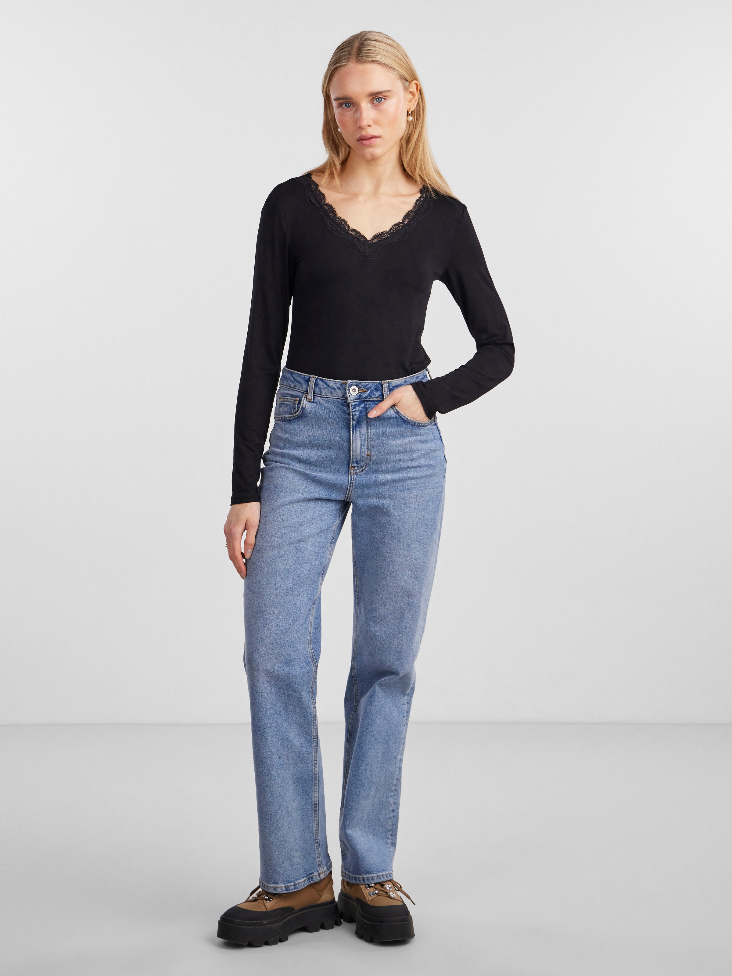 Thumbnail - pieces V-Shirt "PCBARBERA LS LACE TOP NOOS BC"