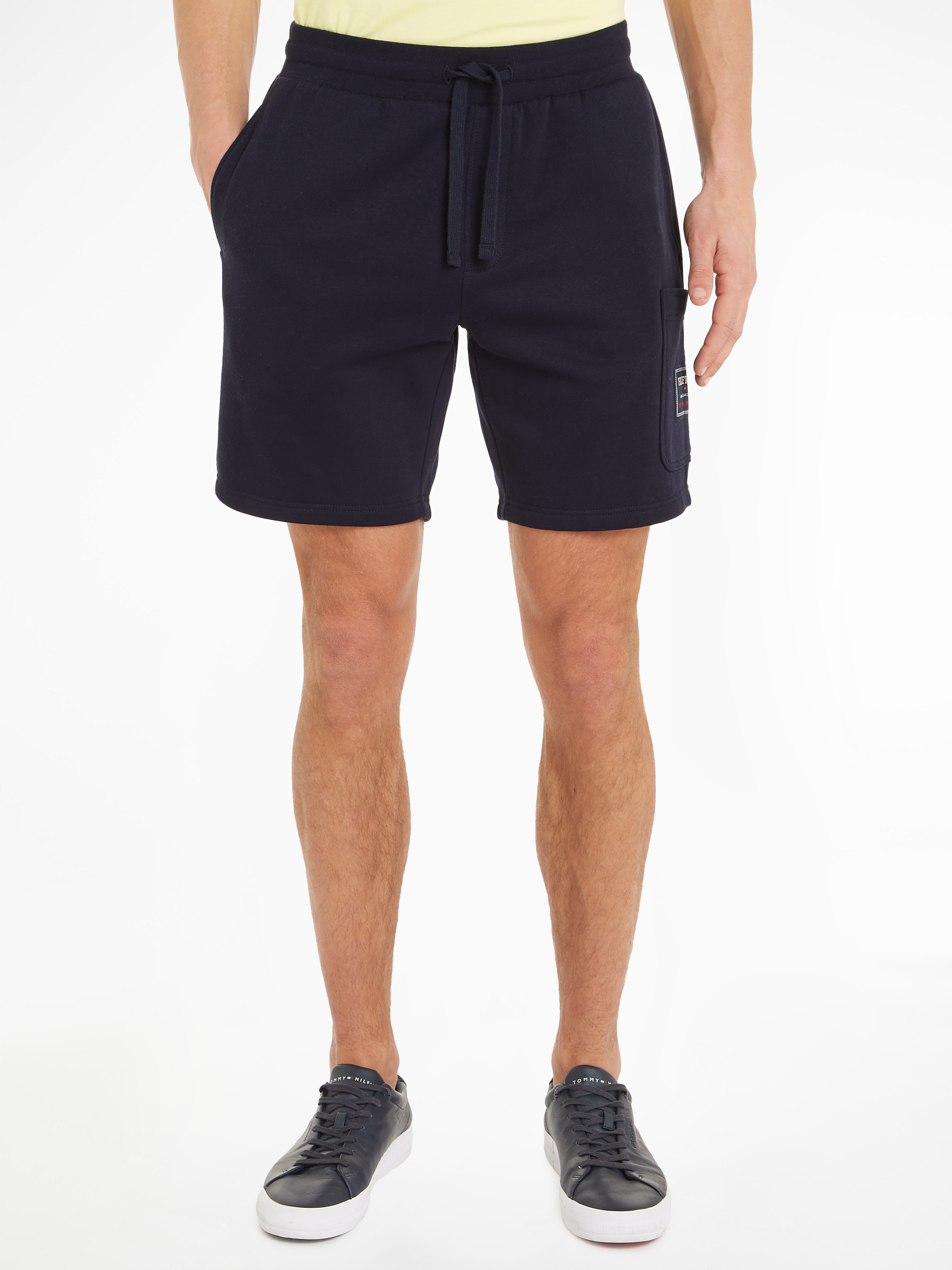 Tommy Hilfiger Sweatshorts "FLAG LOGO BADGE SWEATSHORTS", Mit Tasche an der Seite