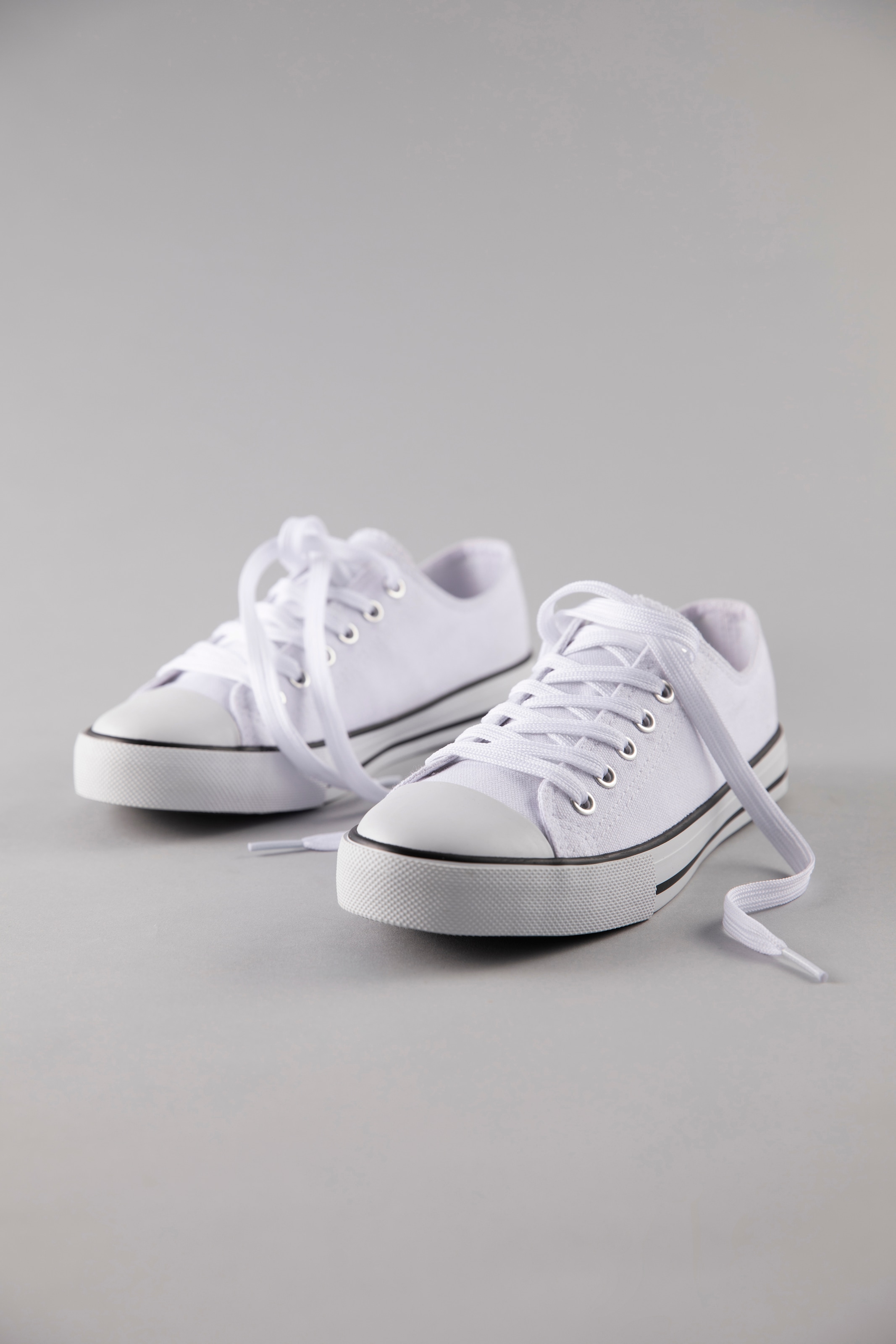 Aniston SHOES Sneaker Freizeitschuh, Sneaker mit klassischen umlaufenden schwarzen Streifen