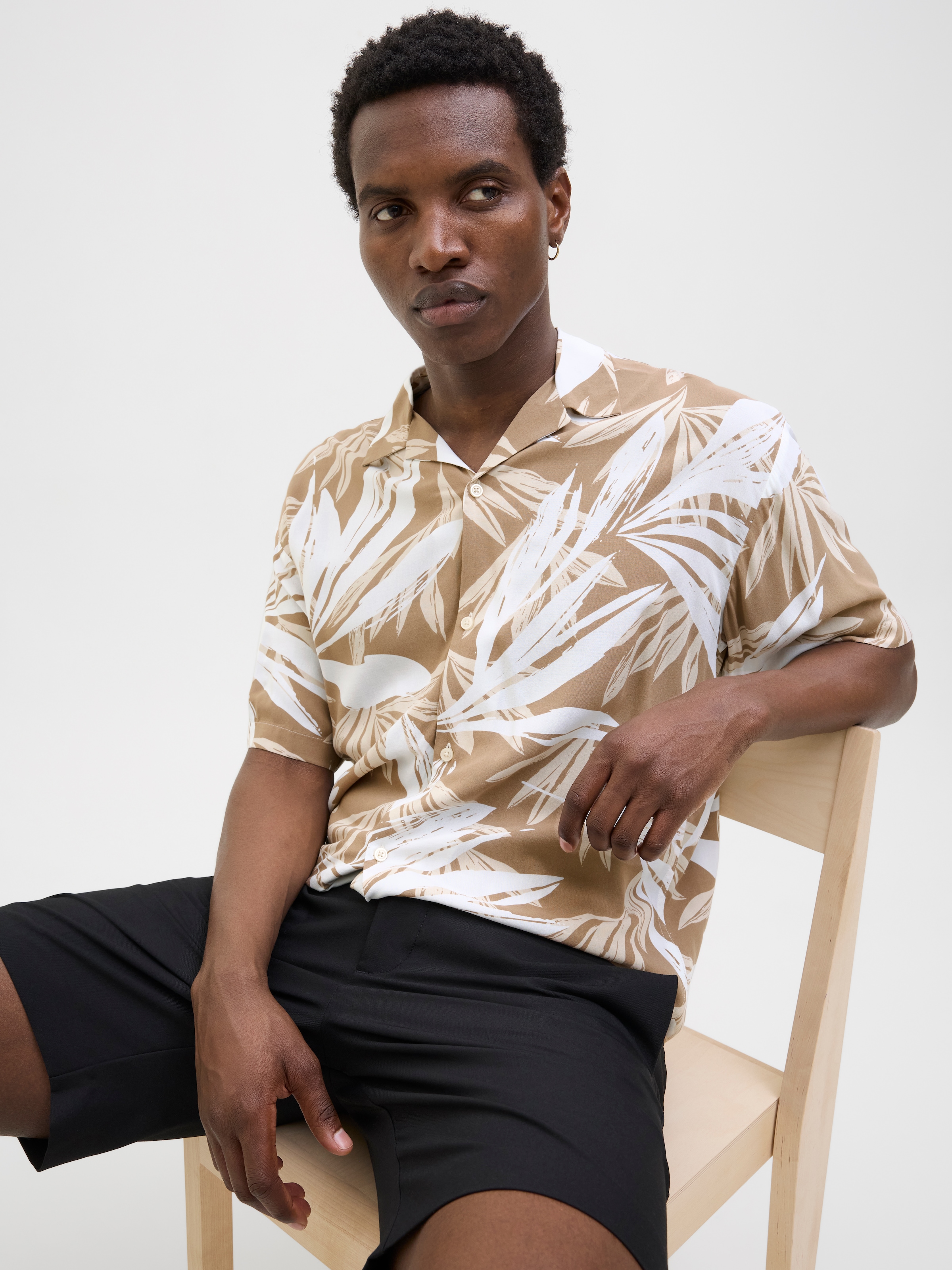 Jack & Jones Kurzarmhemd »JJEJEFF TROPICAL AOP RESORT SHIRT SS SN«, mit All-Over Print