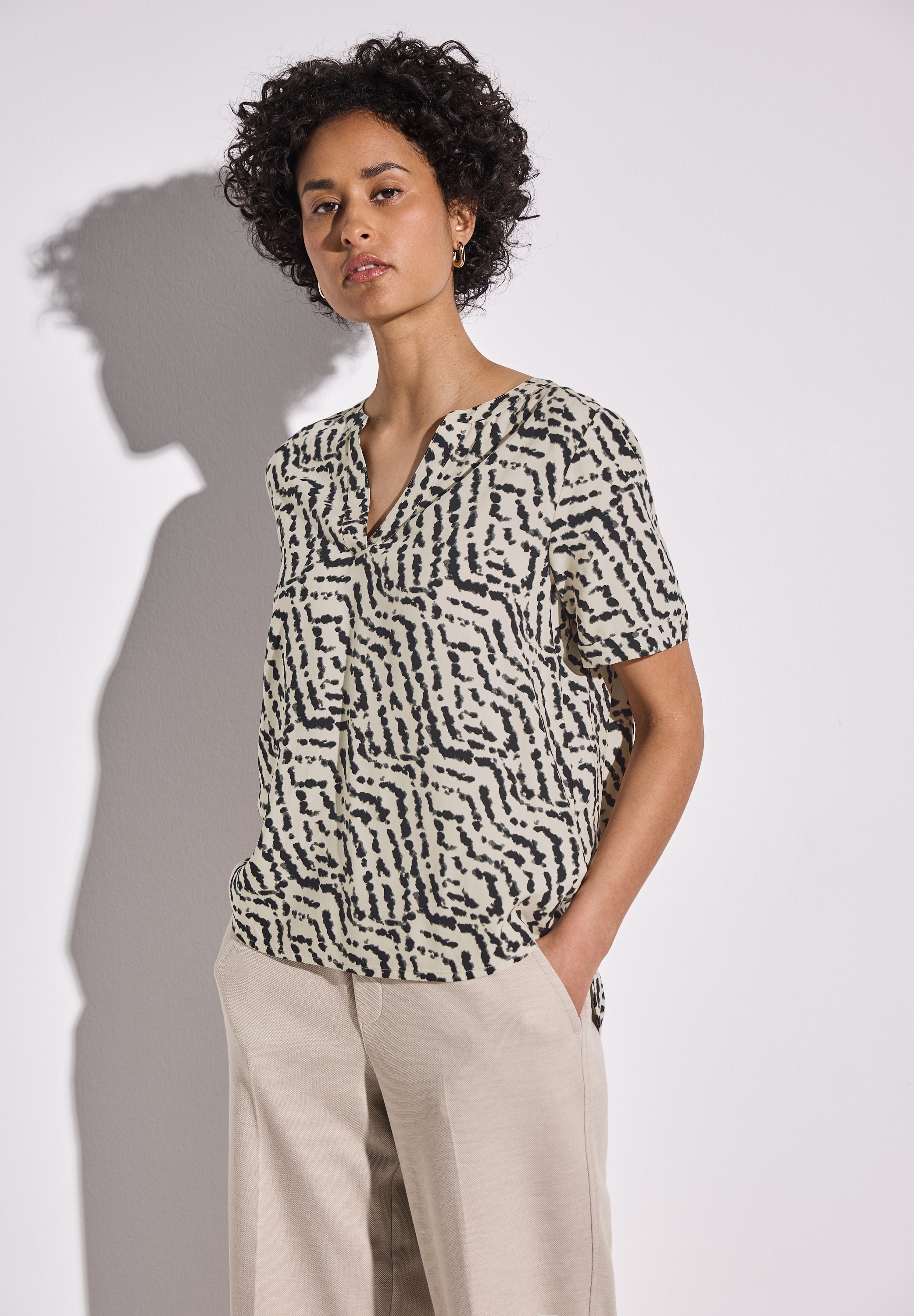 STREET ONE Shirtbluse, mit geschlitztem Rundhalsausschnitt