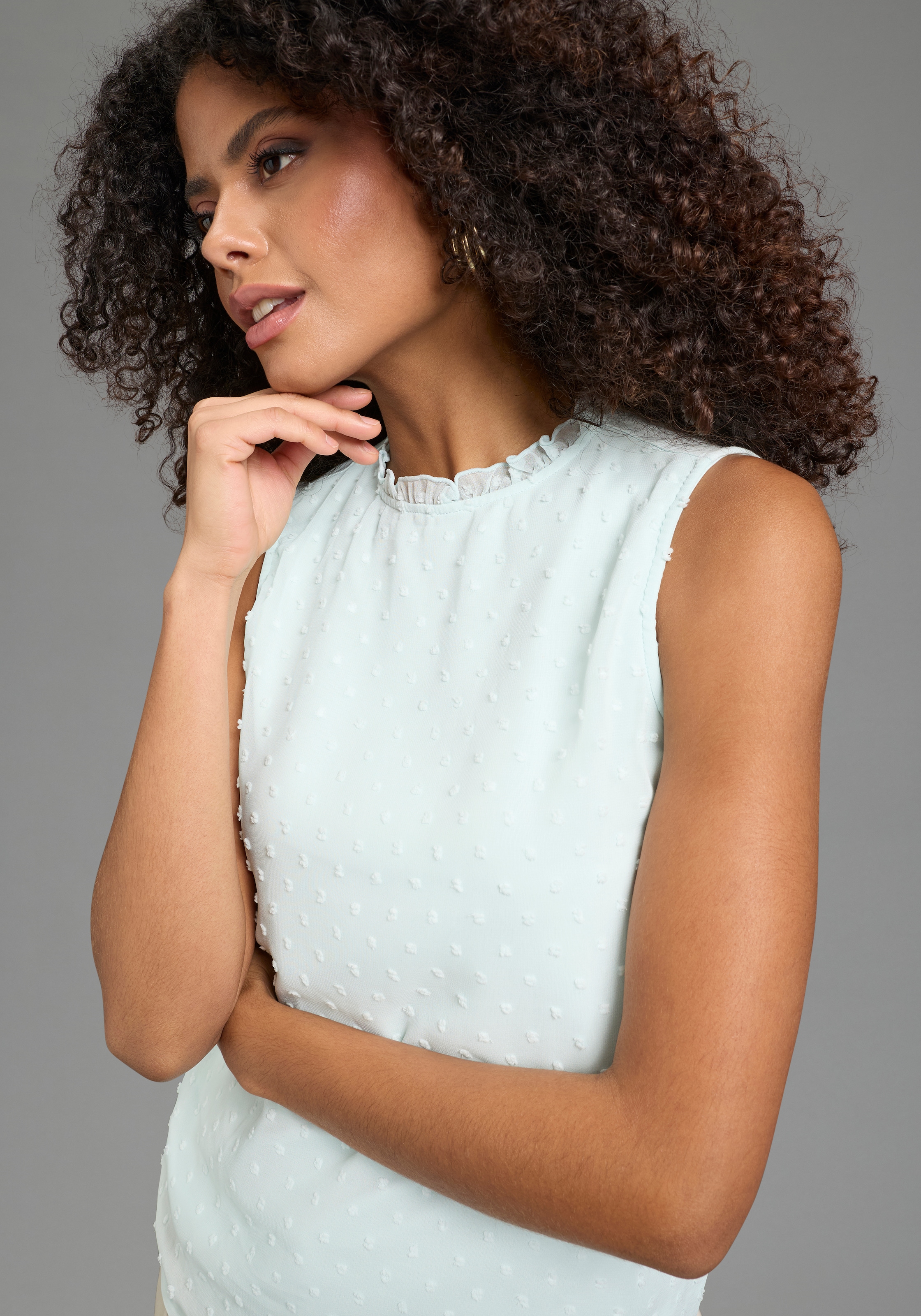Chiffonbluse LAURA SCOTT, Damen, Gr. 46, eisblau, Chiffon, Obermaterial: 95% Viskose, 5% Elasthan. Bluseneinsatz: 100% Polyester, gepunktet, figurbetont hüftbedeckend, hoch geschlossener Ausschnitt, Blusen Chiffonbluse, mit Rüschen-Applikationen und gepun