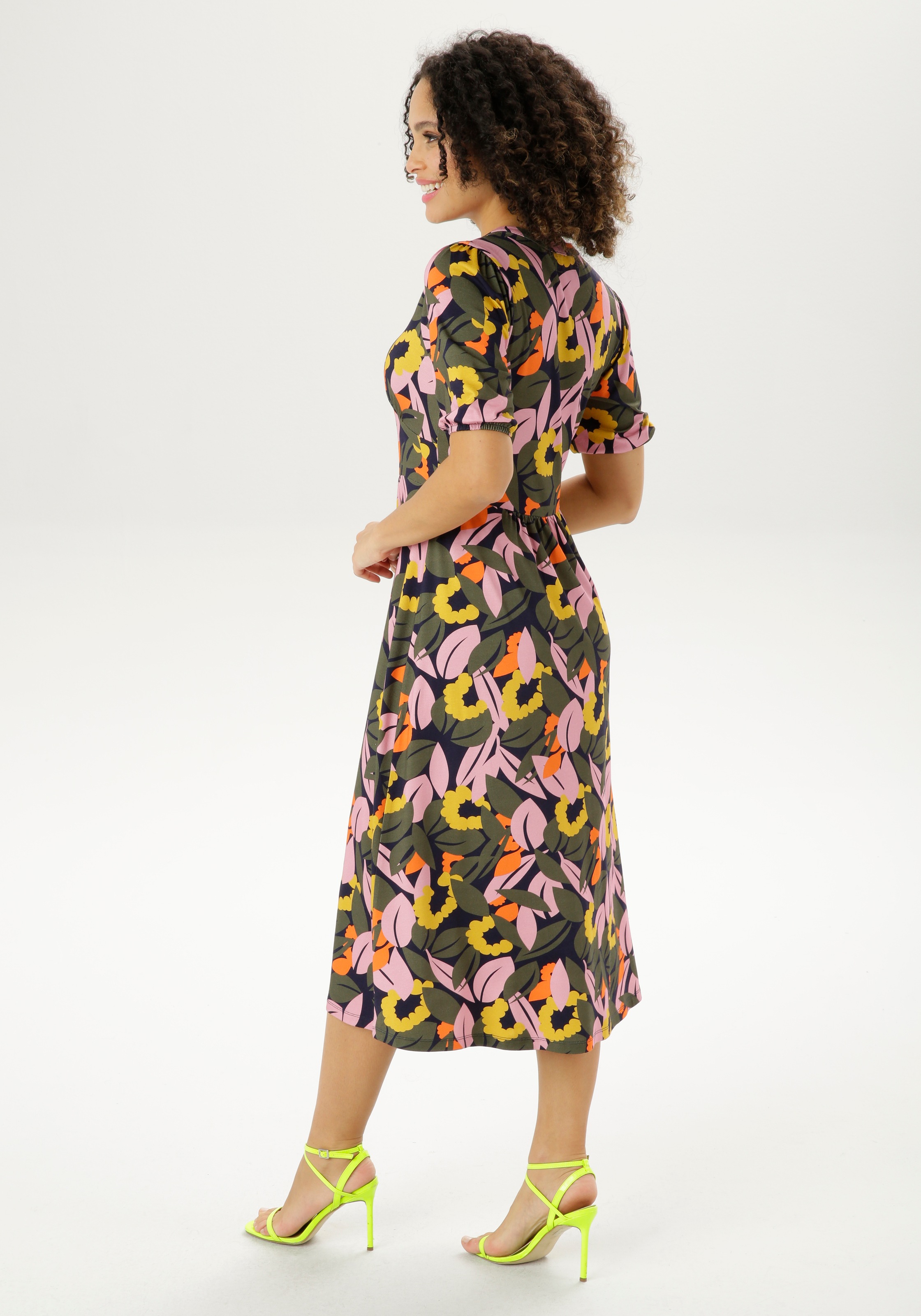 Aniston CASUAL Sommerkleid, mit bunten Blumen und Blättern bedruckt