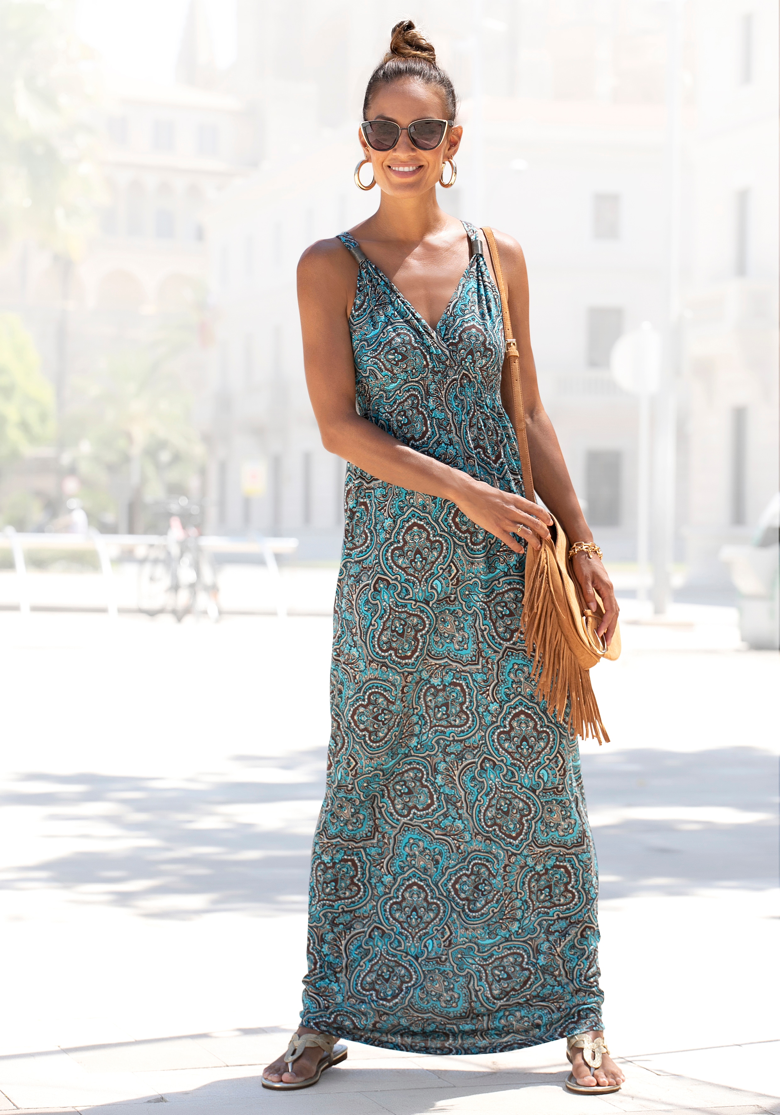 LASCANA Maxikleid "mit verstellbarem Ausschnitt und gesmokter Taille, Jerseykleid" Ohne Taschen Sommerkleid, Strandkleid, Viskosekleid, Boho-Kleid mit Paisleymuster