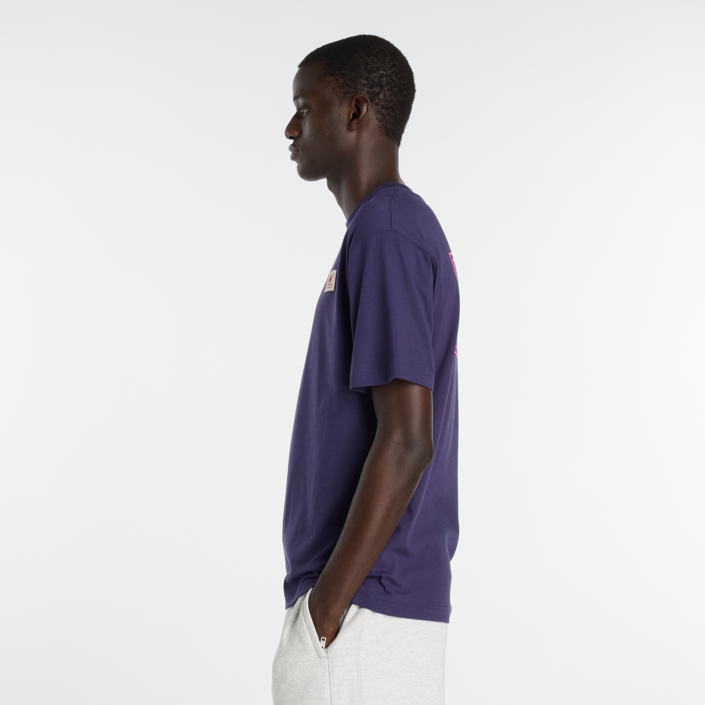 New Balance T-Shirt »WOVEN LABEL T-SHIRT« für sportliche Aktivitäten und Freizeit, sportlicher Stil