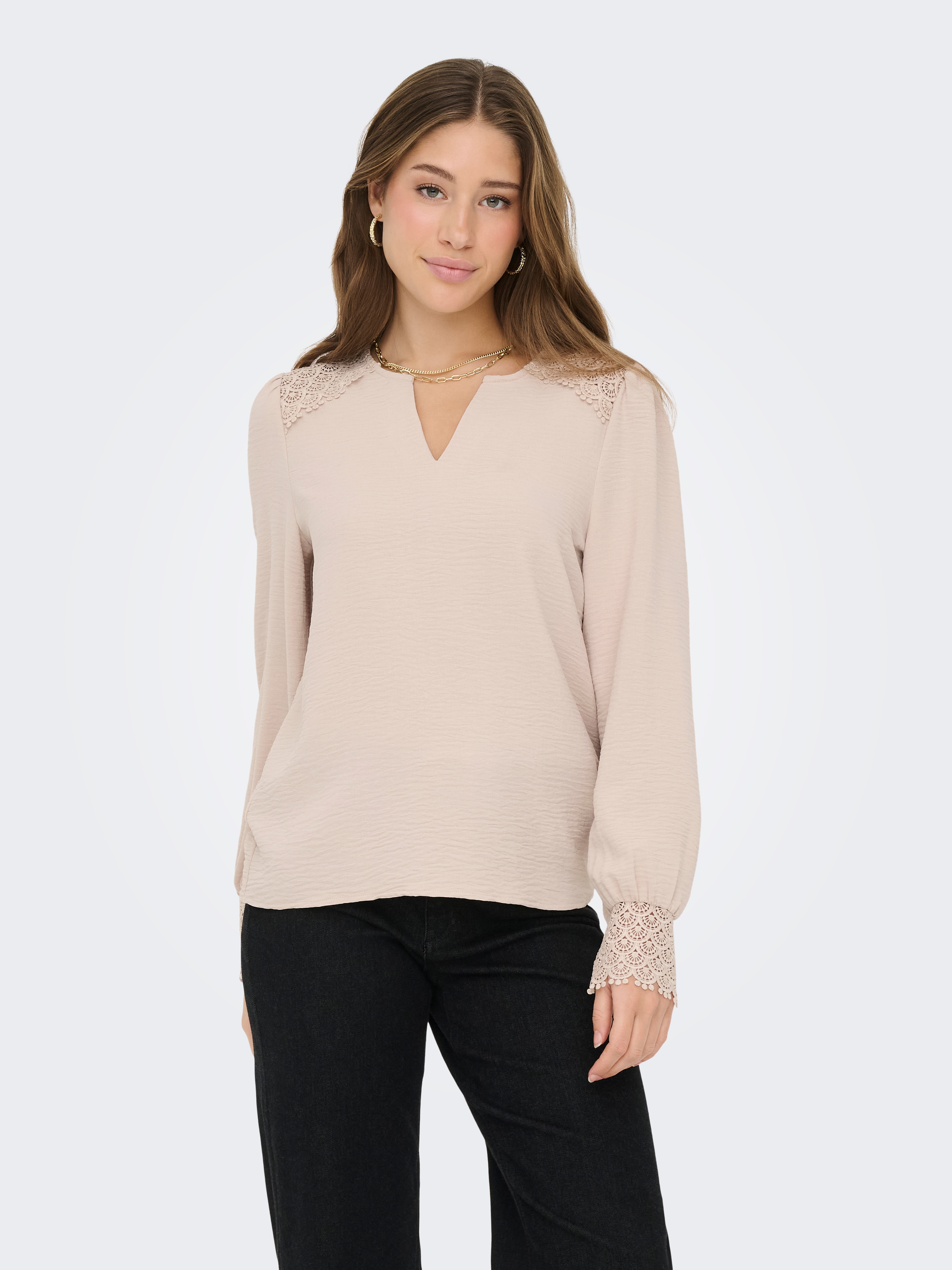 ONLY Langarmbluse "ONLCERENA METTE L/S LACE VNECK TOP WVN" Kunstfaser, regular fit, V-Ausschnitt