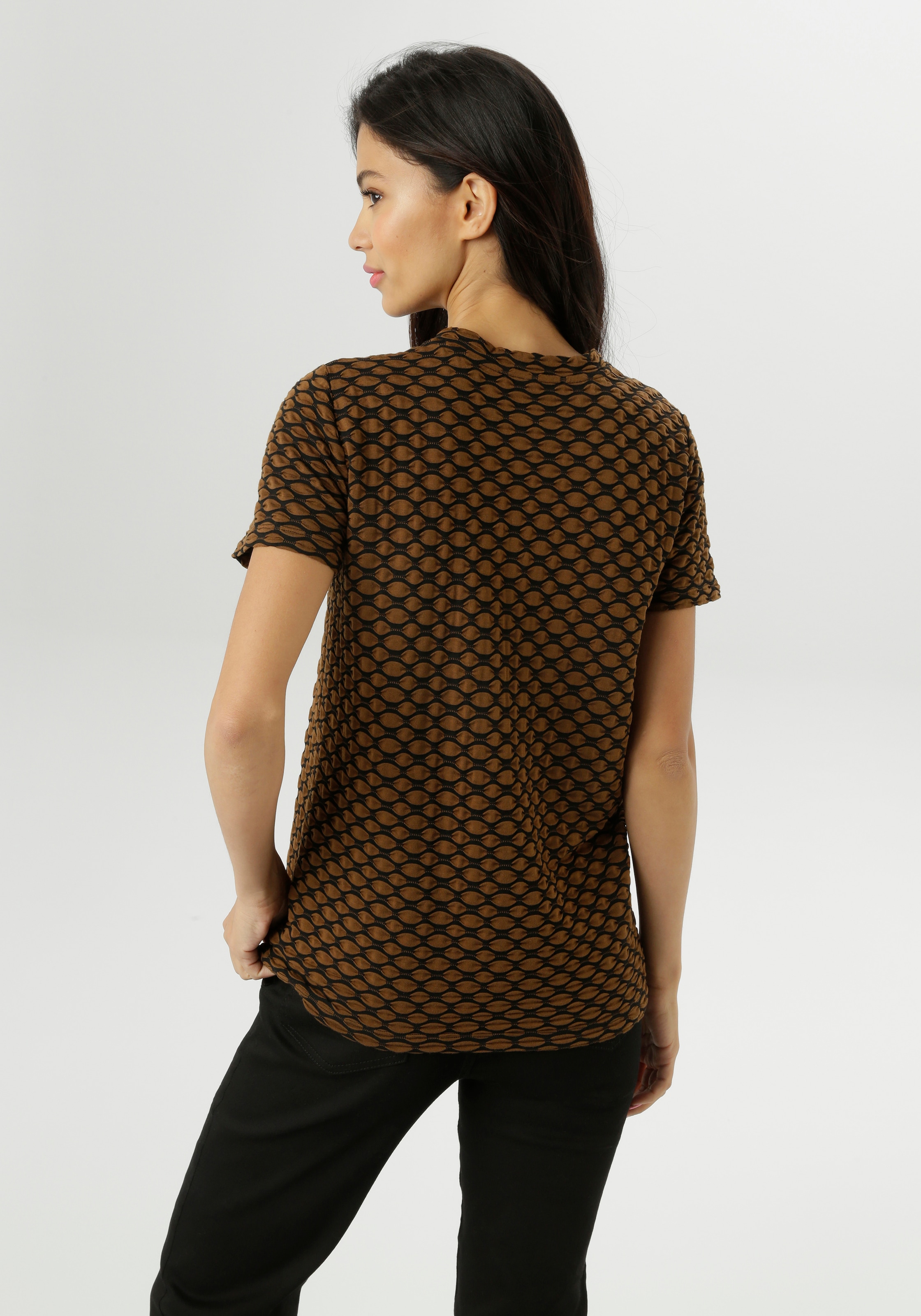 Aniston SELECTED T-Shirt, mit moderner Oberflächenstruktur und Wellenmusterung - NEUE KOLLEKTION